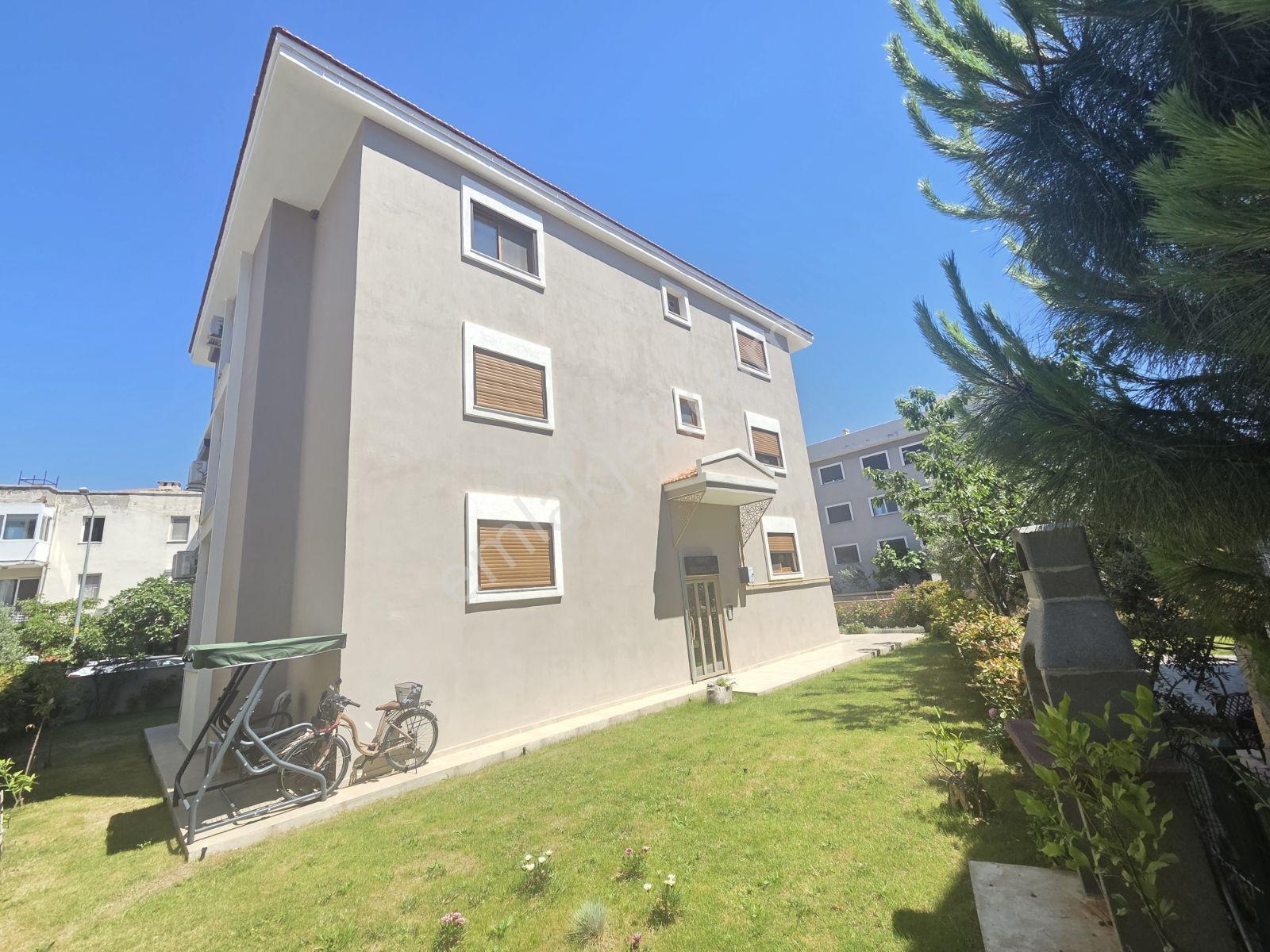 Yenifoça'da Özel Peyzajlı Ferah Satılık 2+1 Daire
