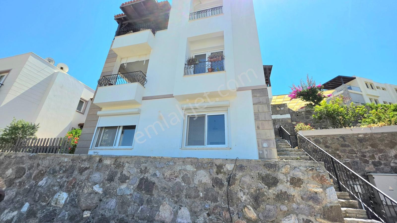 Bodrum Bitez'de Havuzlu Sitede Kiralık Manzaralı Dubleks Daire - Görsel 9