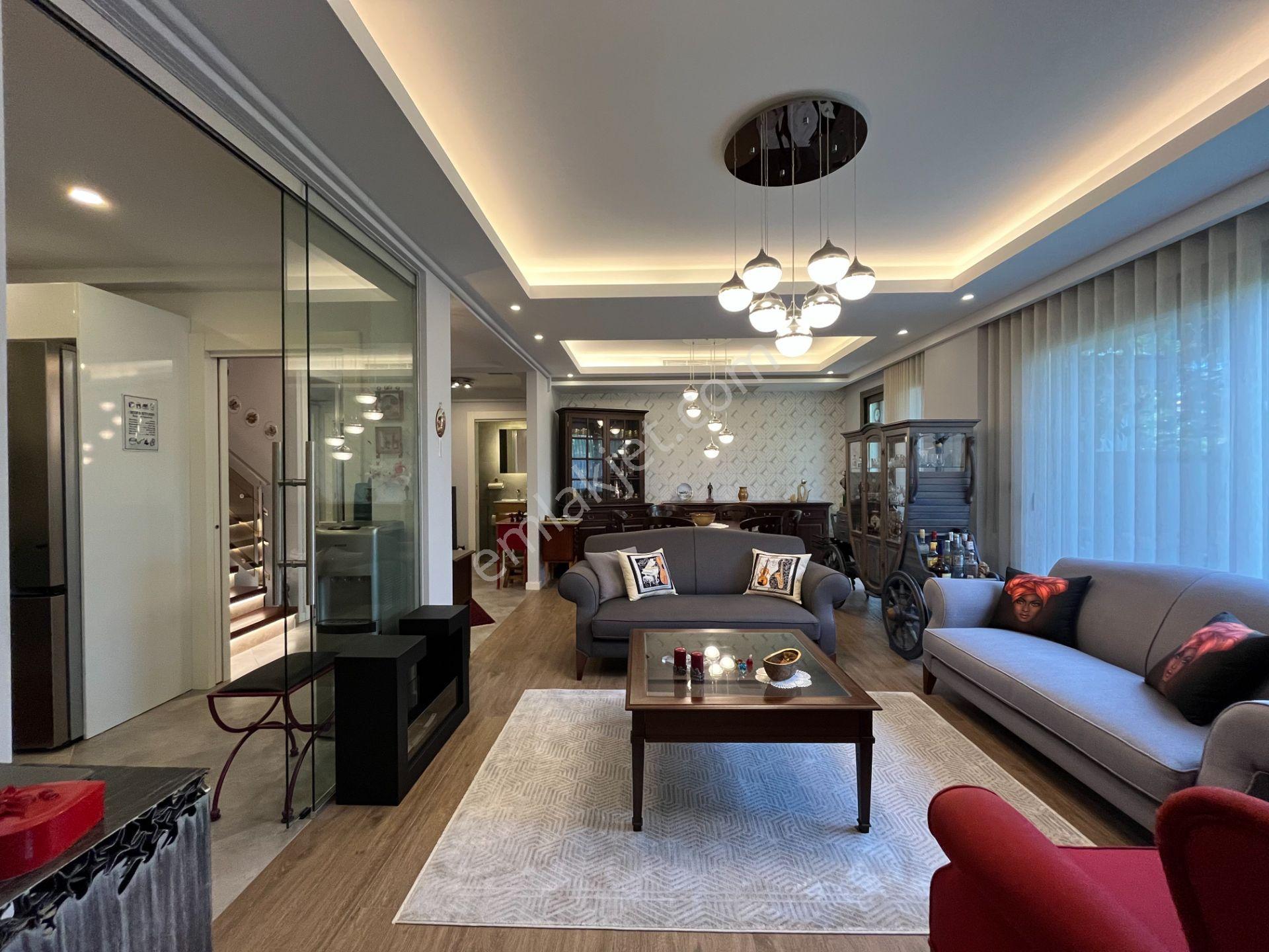 Güzelbahçe'de Köşe Konumlu, Teraslı Ve Kış Bahçeli Özel Villa - Görsel 3