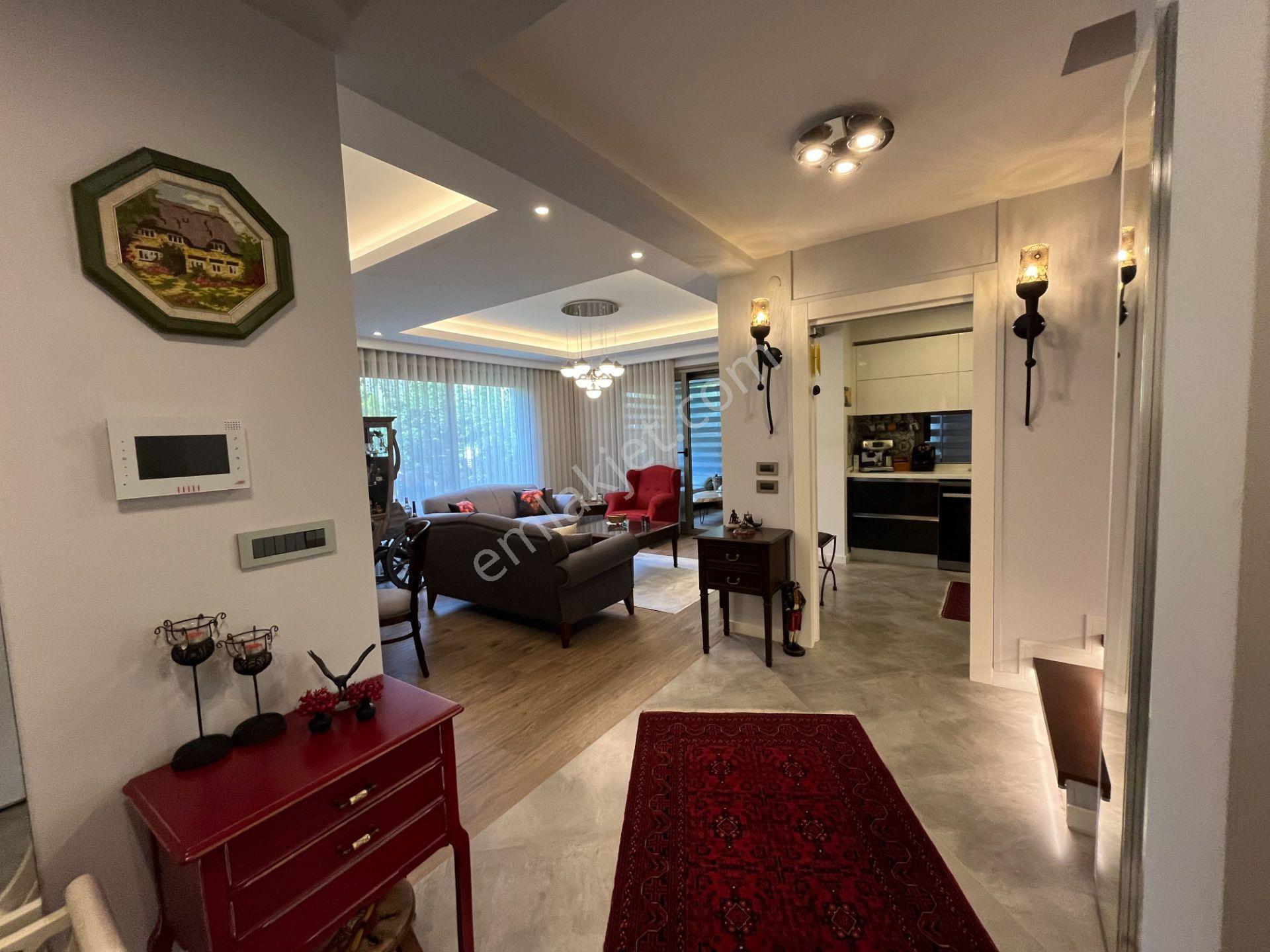 Güzelbahçe'de Köşe Konumlu, Teraslı Ve Kış Bahçeli Özel Villa - Görsel 29
