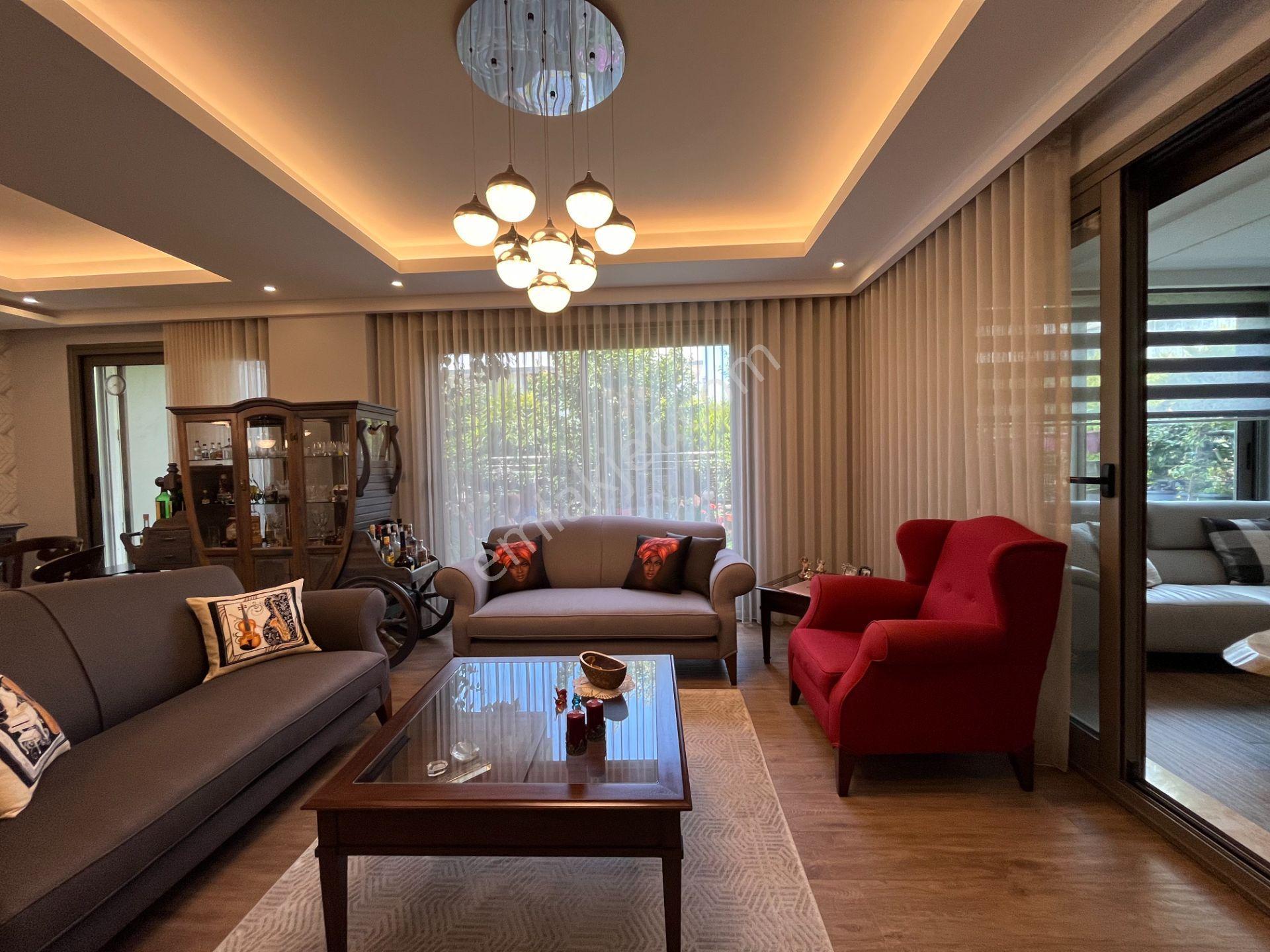 Güzelbahçe'de Köşe Konumlu, Teraslı Ve Kış Bahçeli Özel Villa - Görsel 4