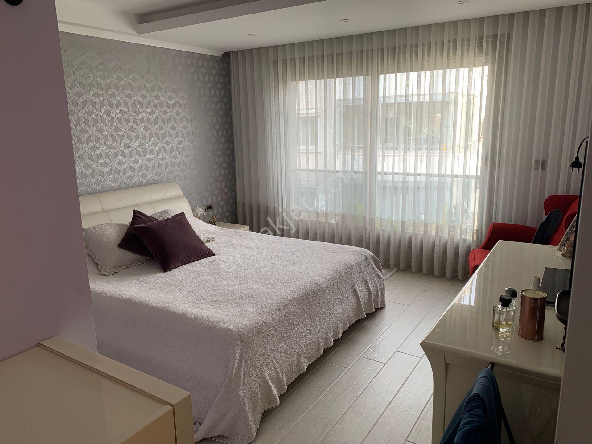 Güzelbahçe'de Köşe Konumlu, Teraslı Ve Kış Bahçeli Özel Villa - Görsel 14