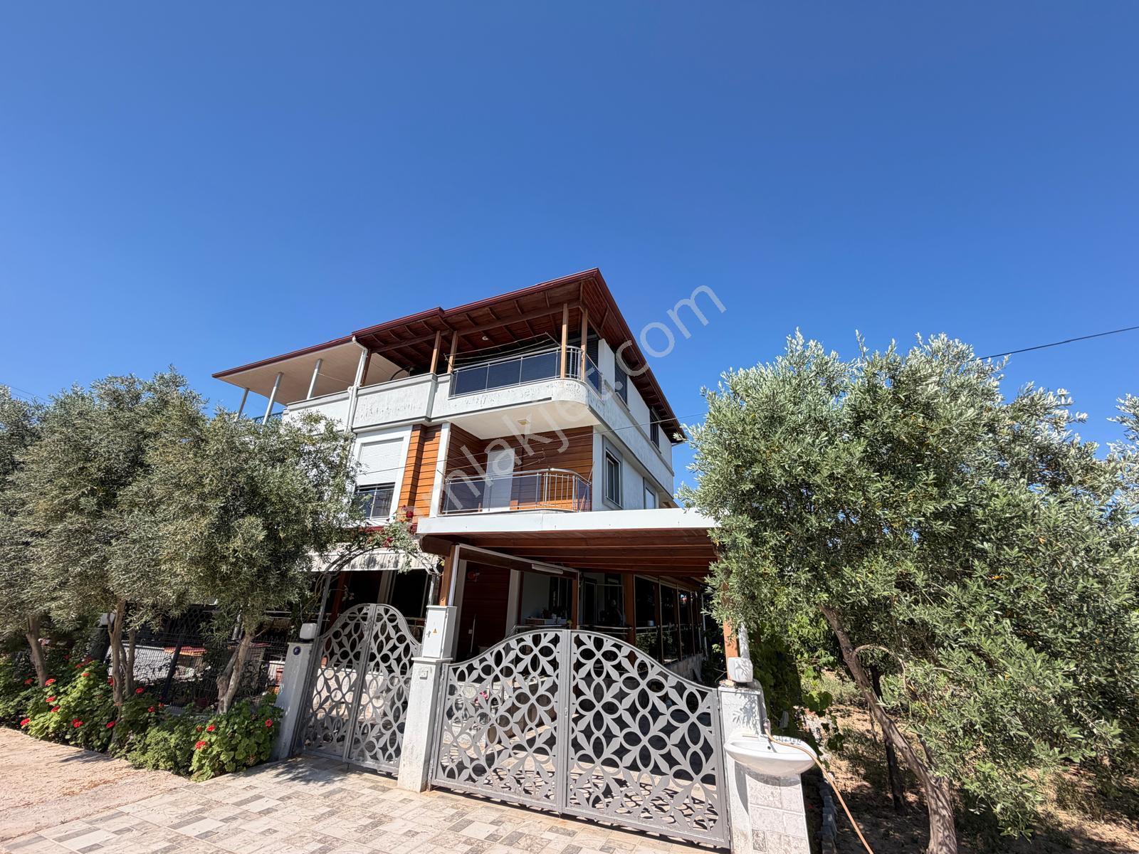 Seferihisar Cumhuriyet'te Denize 650m, 4+1 Geniş Bahçeli Lüks Satılık Villa!