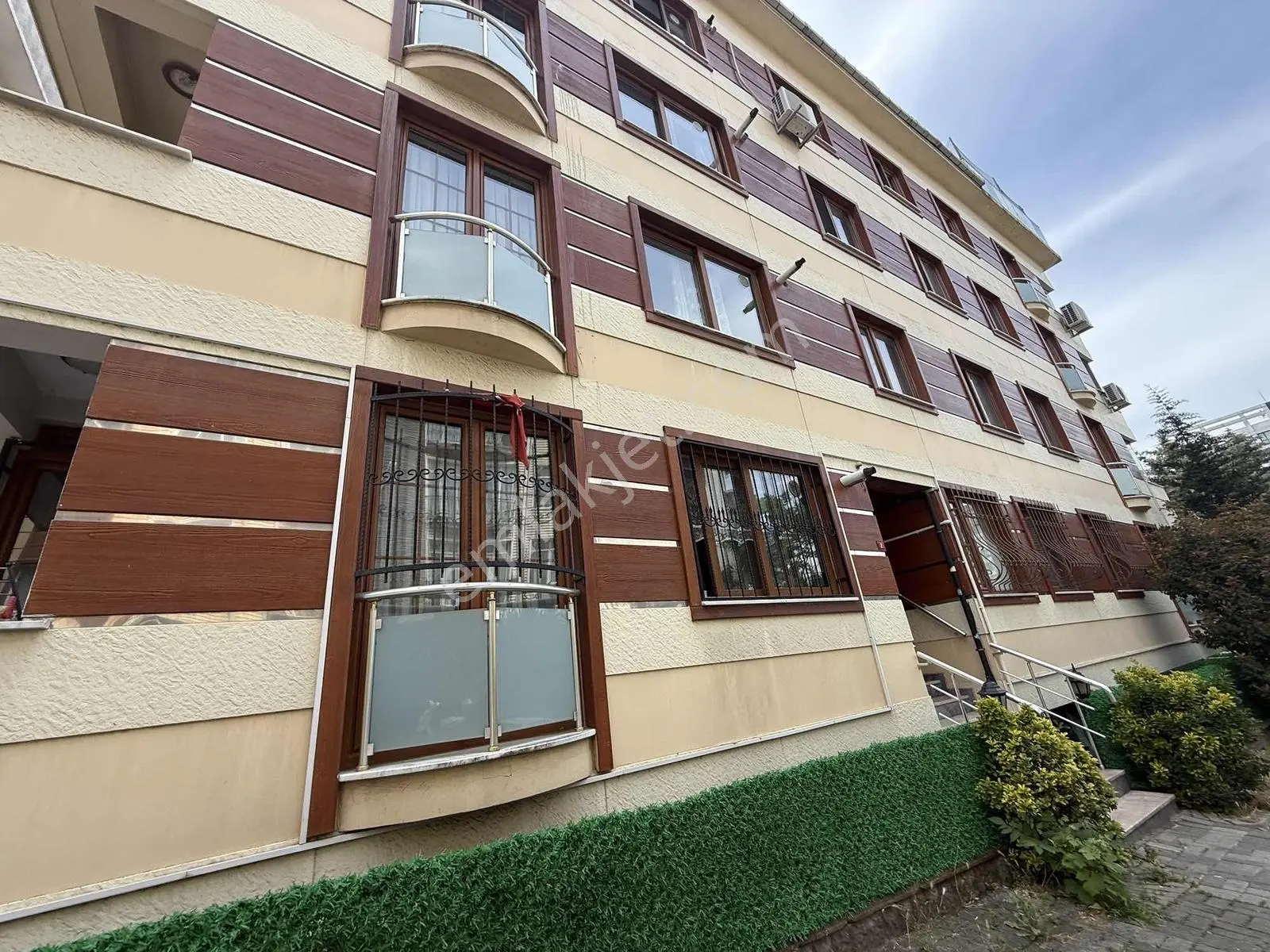 Fl Emlaktan İkbal Caddesi Yakını Otoparklı 2+1 Bahçe Kat