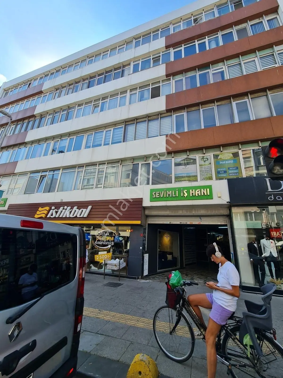 Kadıköy Altıyol'da Sevimli İş Hanın'da 20 M2 Dükkan
