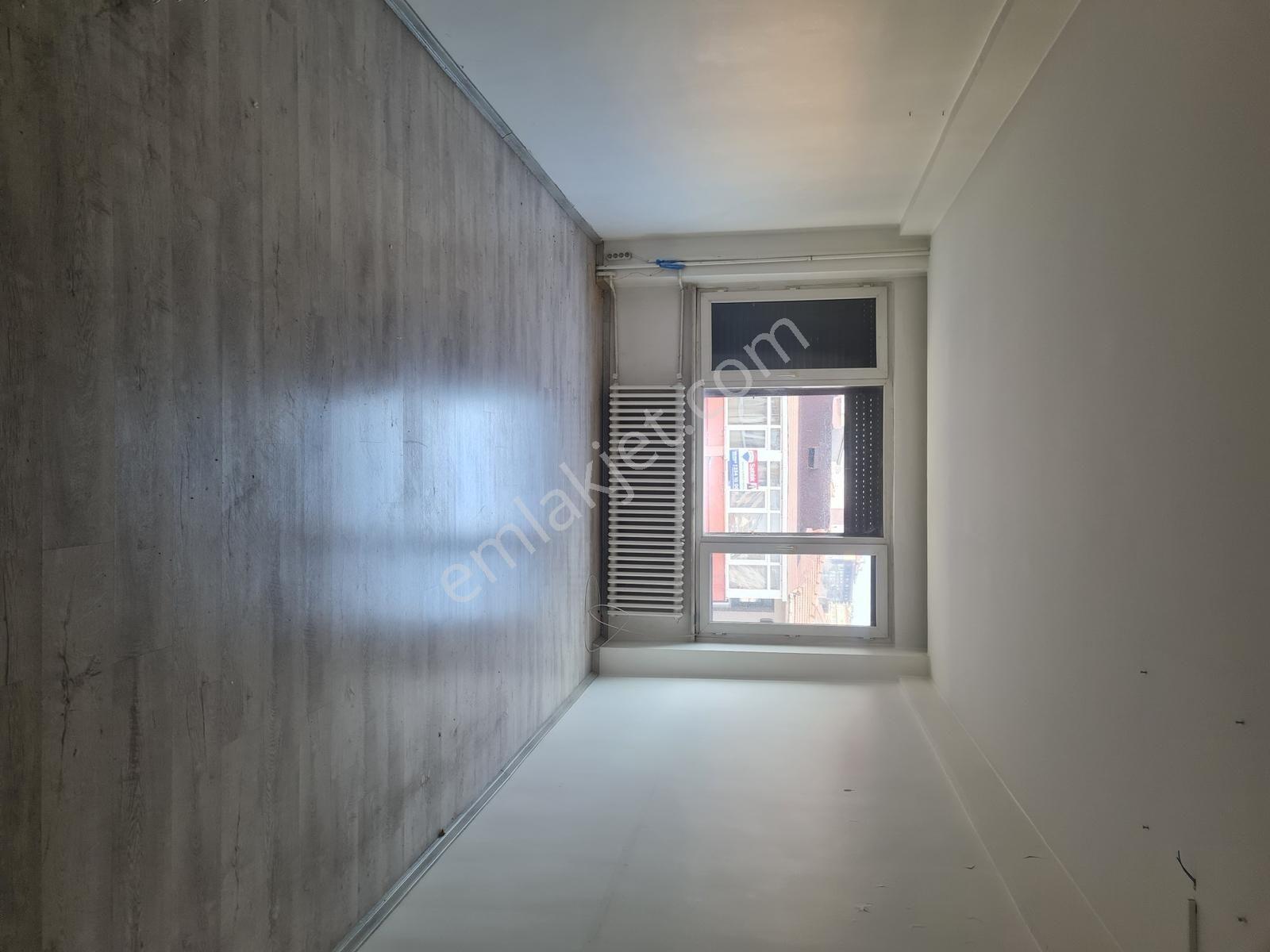 Kadıköy Altıyolda Ana Caddede İş Hanında Kiralık Ofis - Görsel 2