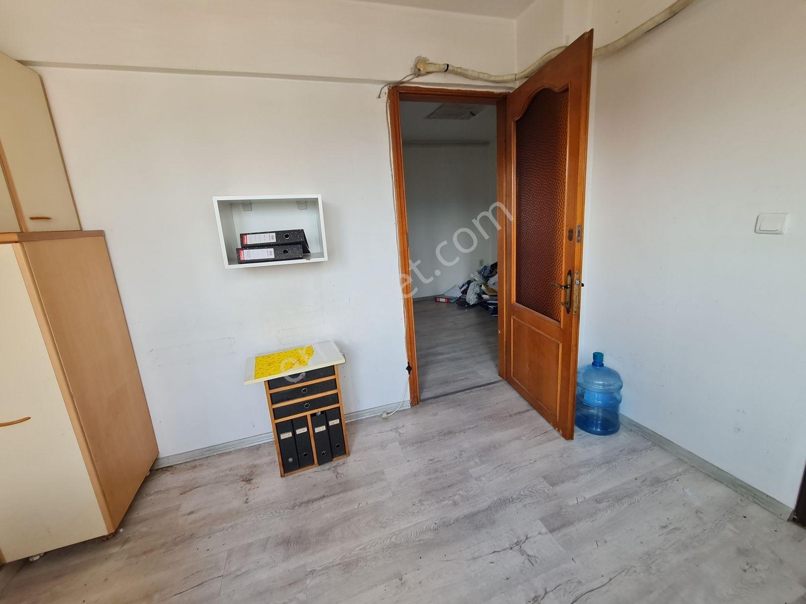 Kadıköy Altıyolda Ana Caddede İş Hanında Kiralık Ofis - Görsel 18