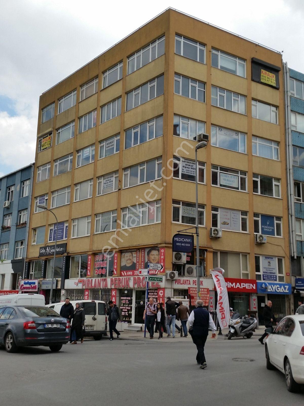 Kadıköy Altıyolda Ana Caddede İş Hanında Kiralık Ofis
