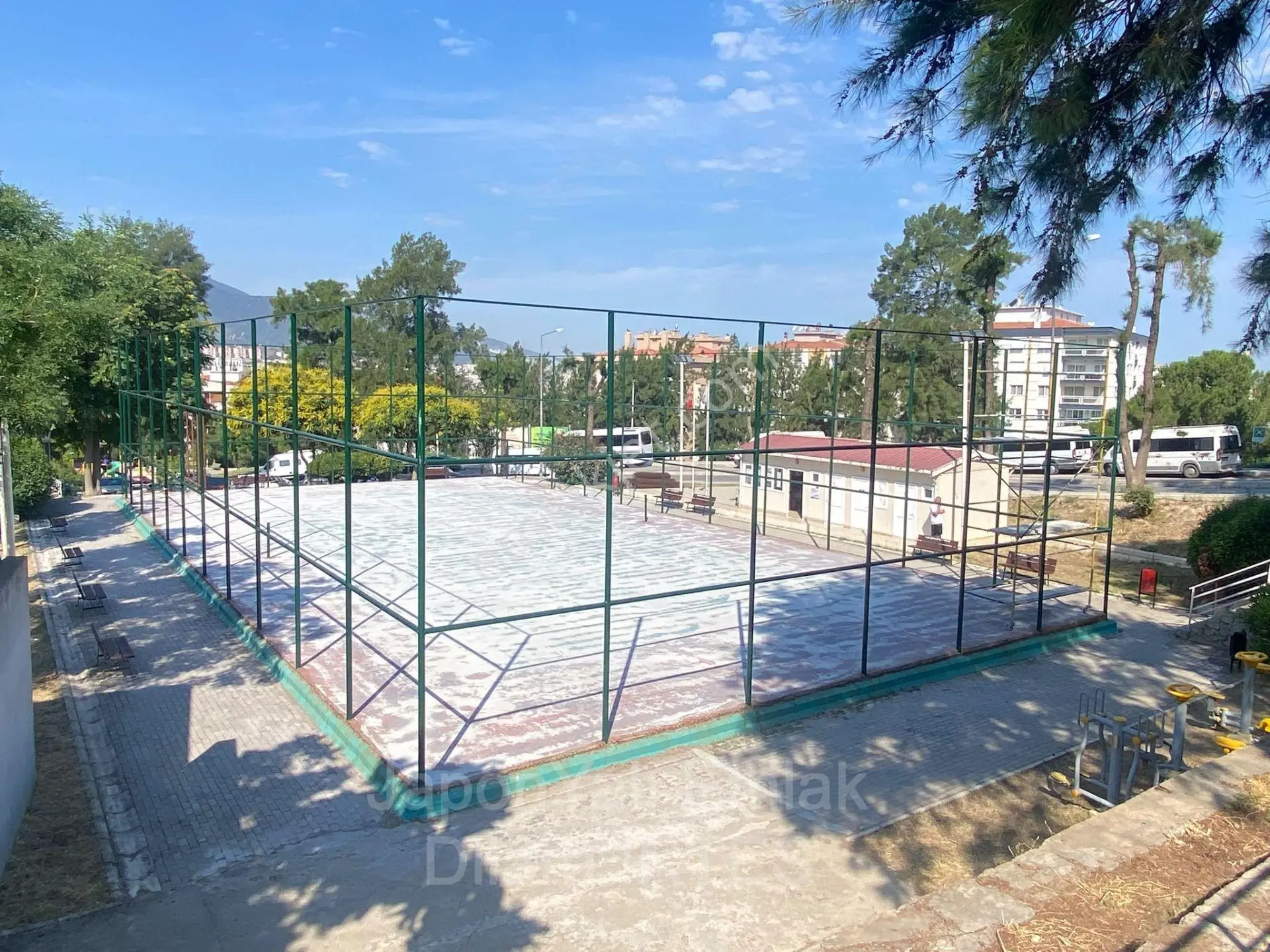 Göztepe Basınsitesi’nde Tenis Kortu Karşısında 3+1 Tadilatlı Satılık Daire