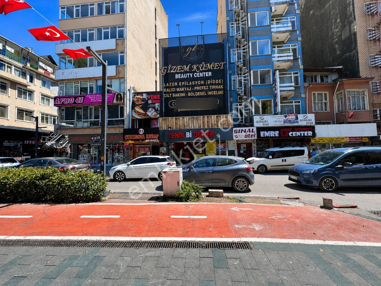 İzmit Merkez Cumhuriyet Caddesinde Kiralık 3 Katlı İş Yeri