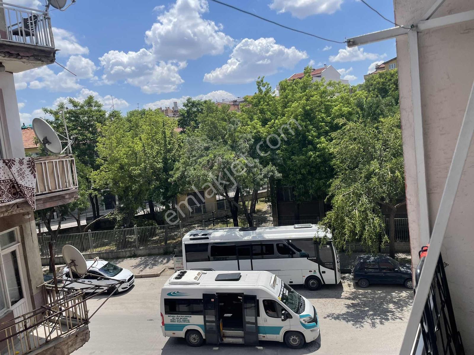 Sahibiata Mah. Merkezi Konumda Bakımlı Satılık Arakat Daire - Görsel 4