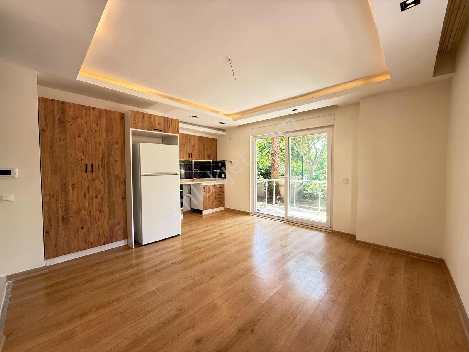 Havuzlu Site İçinde ,otoparklı,içi Yapılı 1+1 Daire