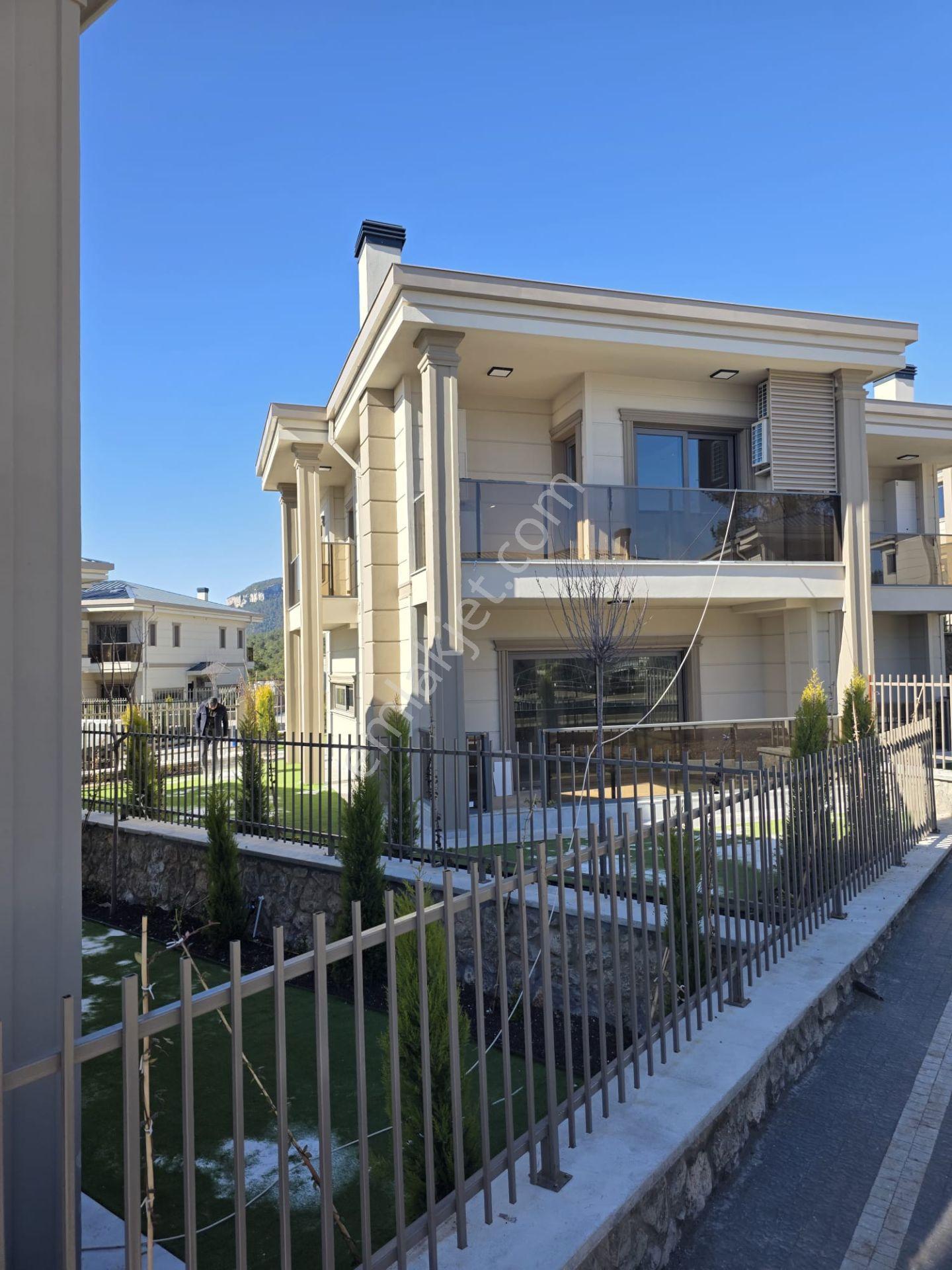 Üstünkent'ten Akarca'da Havuz Cepheli Akıllı 3+1 Tripleks Villa - Görsel 26