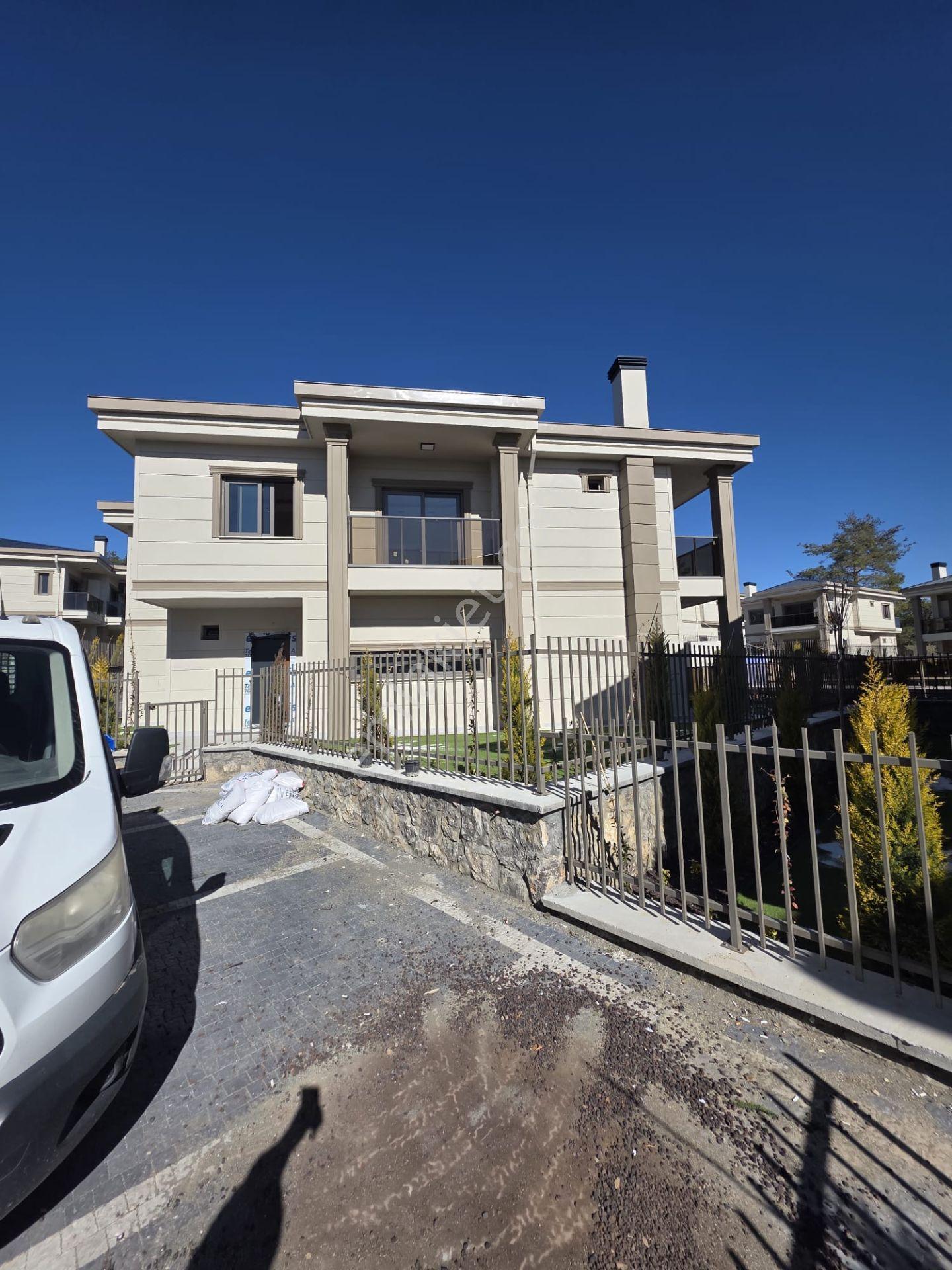 Üstünkent'ten Akarca'da Havuz Cepheli Akıllı 3+1 Tripleks Villa - Görsel 23