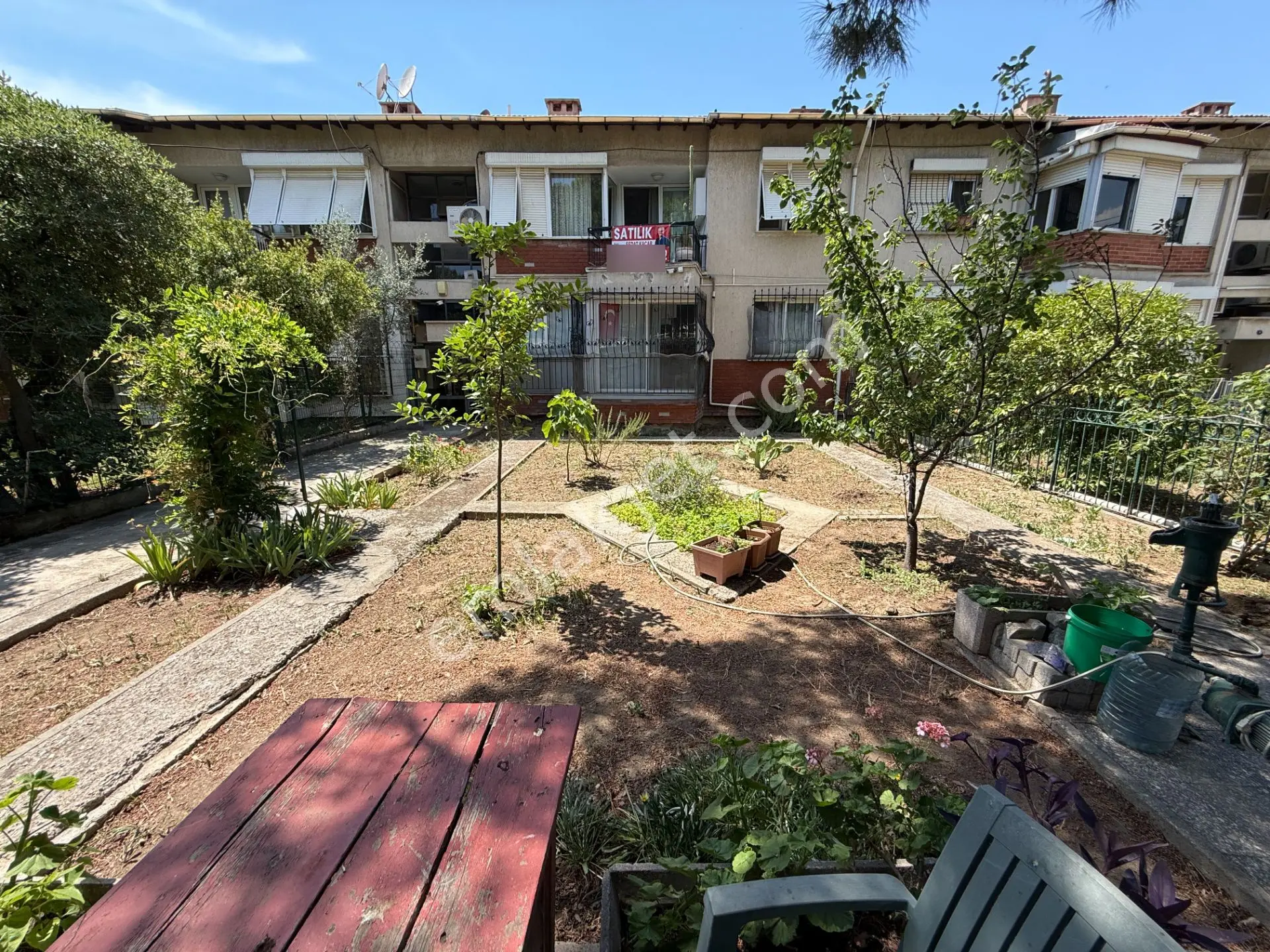 Bostanlı'da Sahile 150m, Bahçeli Satılık 3+1 Daire (140m² Bahçe)