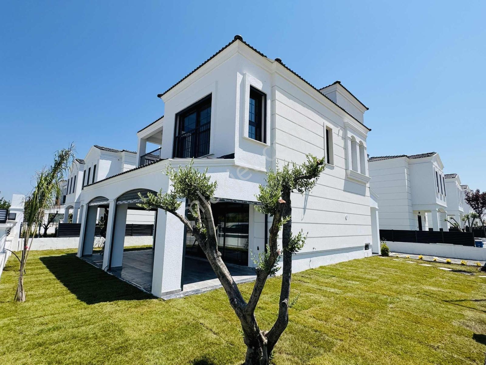 Kuşadası'nda Olimpik Yüzme Havuzlu Satılık 3+1 Ultra Lüks Villa - Görsel 12