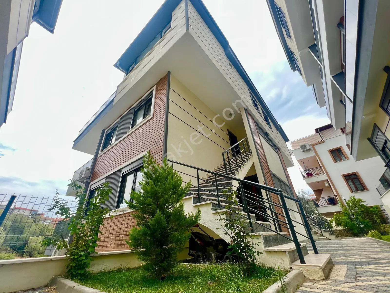 🌜akçay Ay Emlak'tan🌛altınoluk'ta Deniz Ve Dağ Manzaralı Geniş Teraslı Satılık 3+1 Dublex Daire