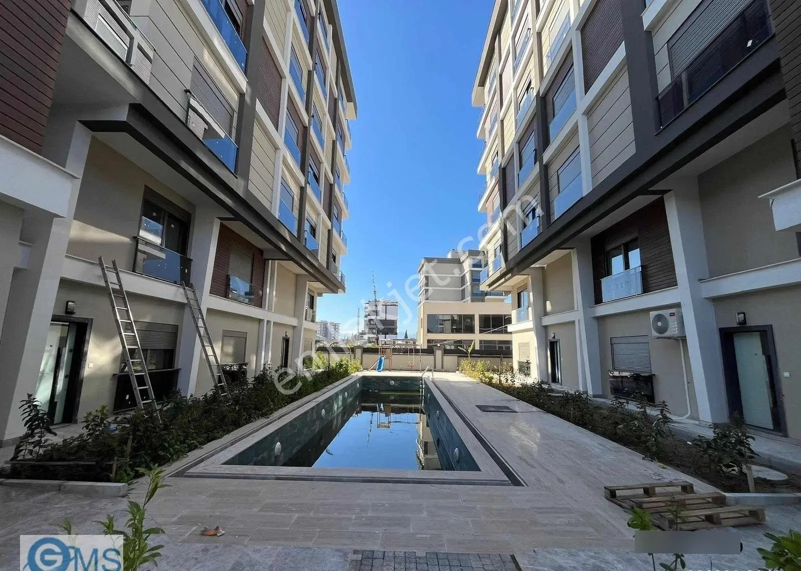 Ikeaya 1 Km | Havuzlu Site İçerisinde Sıfır İskanlı Daire