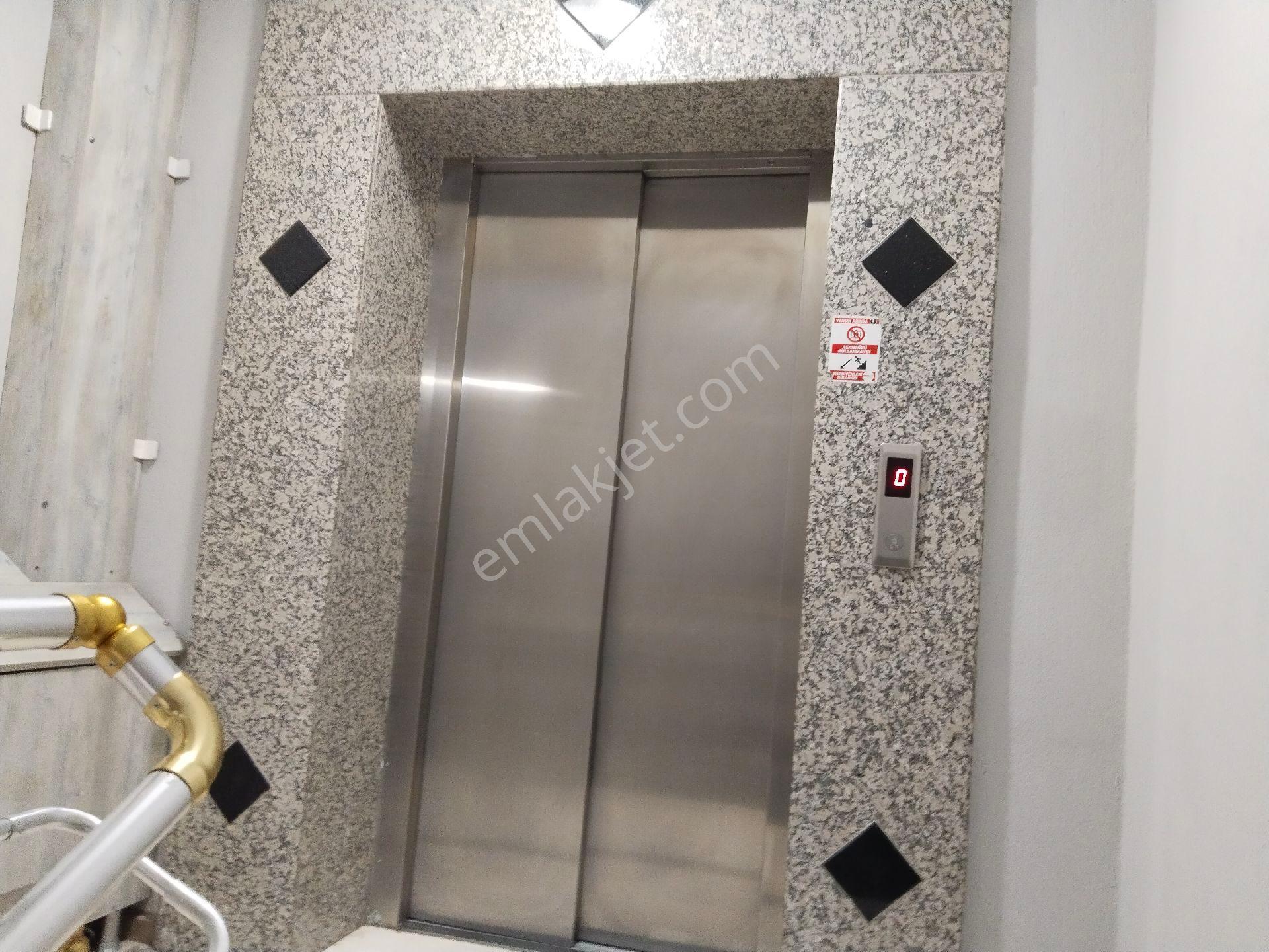 Bergama Şehir Merkezinde Asansörlü Doğalgazlı Kapalı Mutfak 3+1 Ara Kat Geniş Kiralık Daire - Görsel 2
