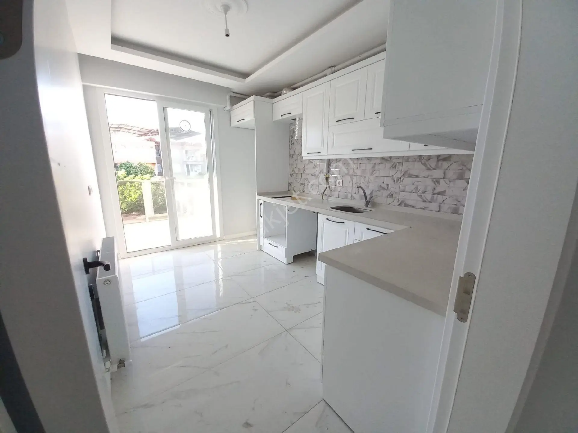 Bergama Fatih Mah Doğalgazlı Kapalı Mutfak Ara Kat 3+1 Daire Satılık