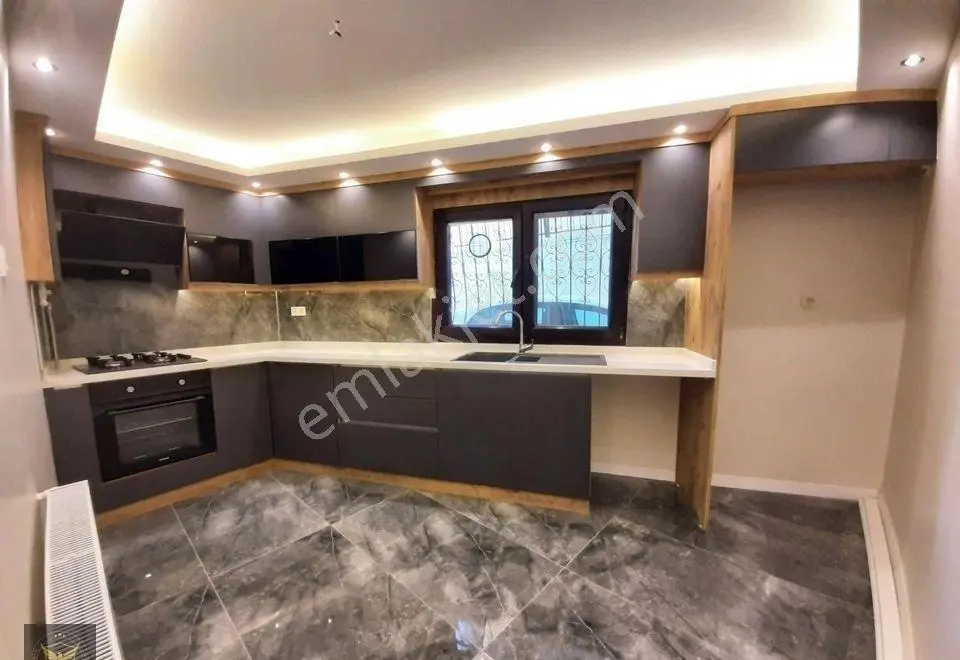 Beylikdüzü Yakuplu Mahallesinde Metrobüse Yakın 2+1 Giriş Kat Dairemiz