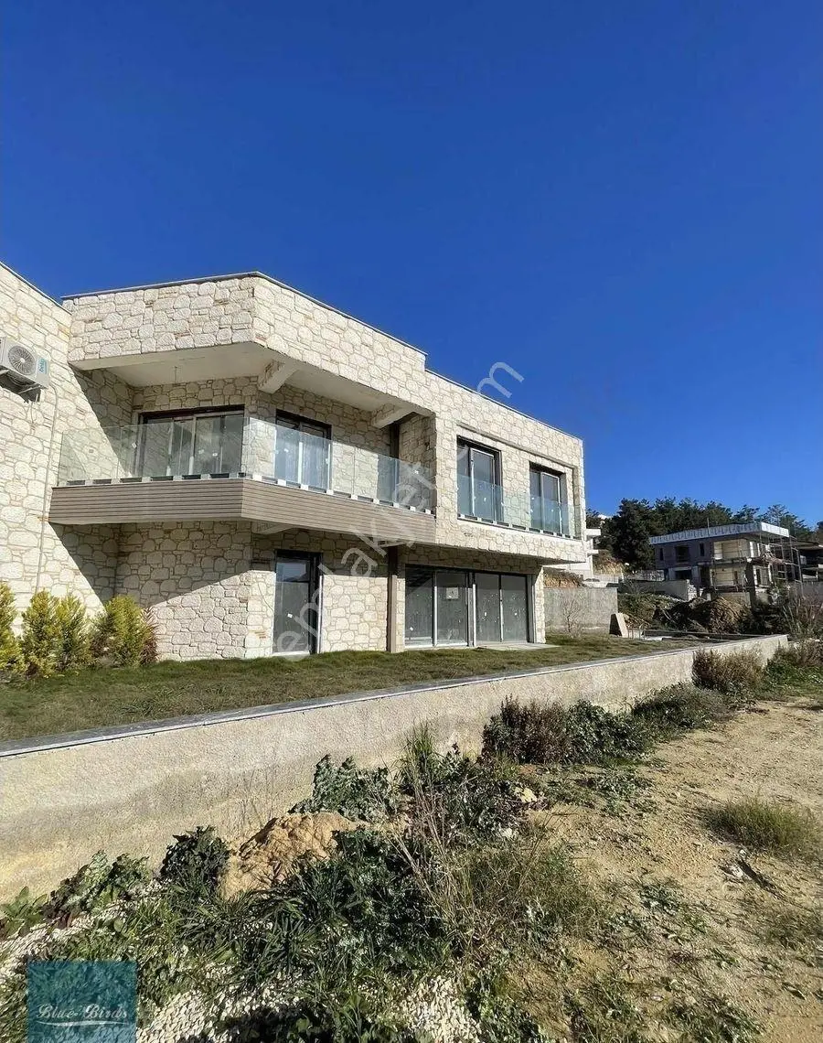 Kuşadası Soğucakta Köşe Konumlu Deniz Manzaralı Havuzlu Villa