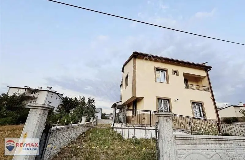 Remax Centralden Karşıyakada Müstakil 3+1