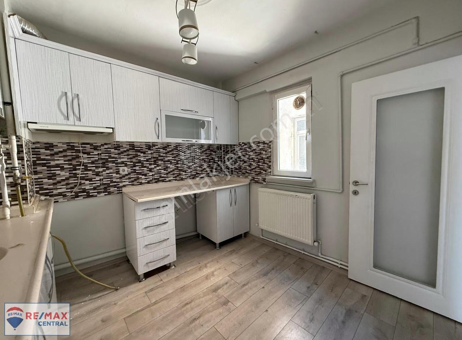 Re/max Central'dan İstasyon Caddesin'de 3+1 Kiralık Daire - Görsel 3