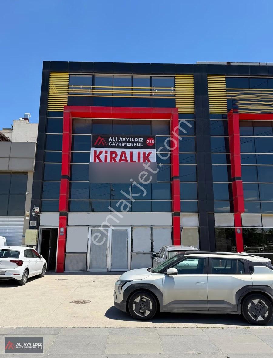 Uzayçağı Caddesi Üzerinde 1000 M2 Kiralık Dükan