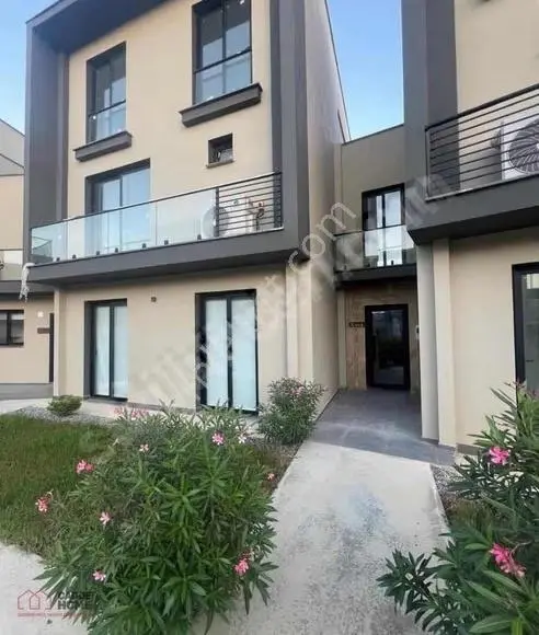 Girne Merkezinde Kervansaray Loft Satılık Bahçe Katı