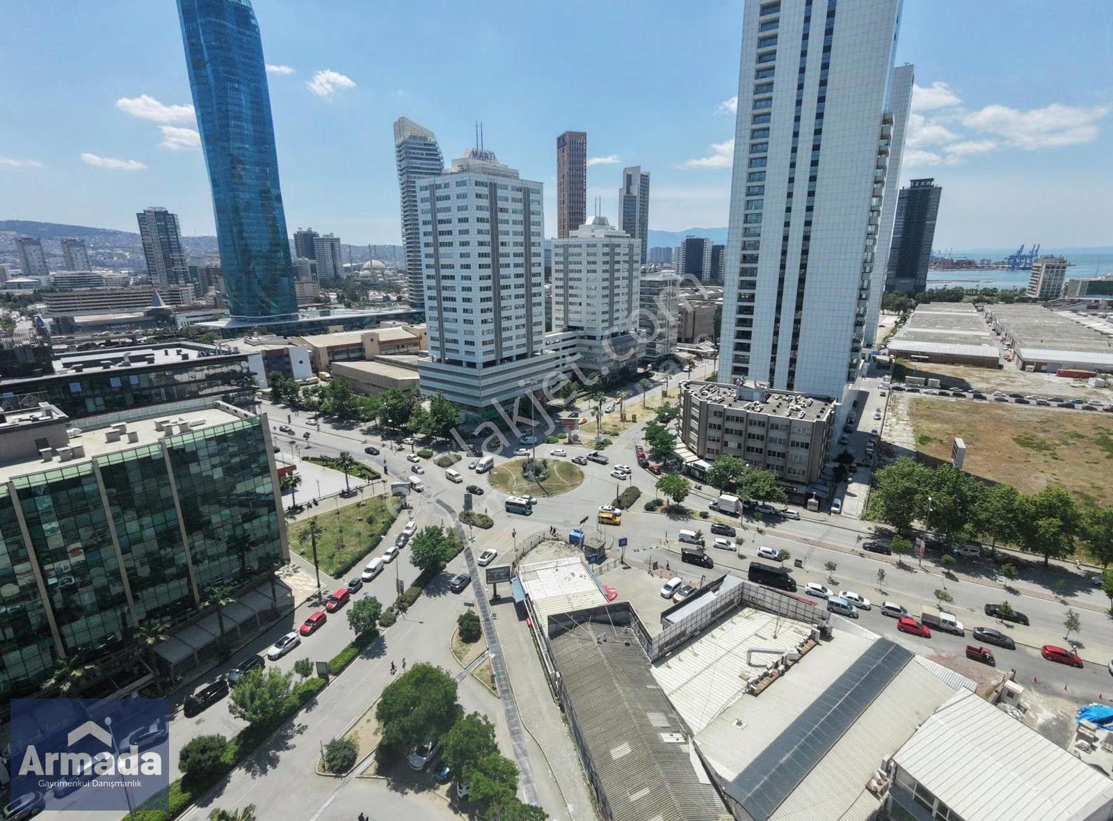 İzmir Bayraklı Plazalar Bölgesinde Satılık Ticari Dükkan