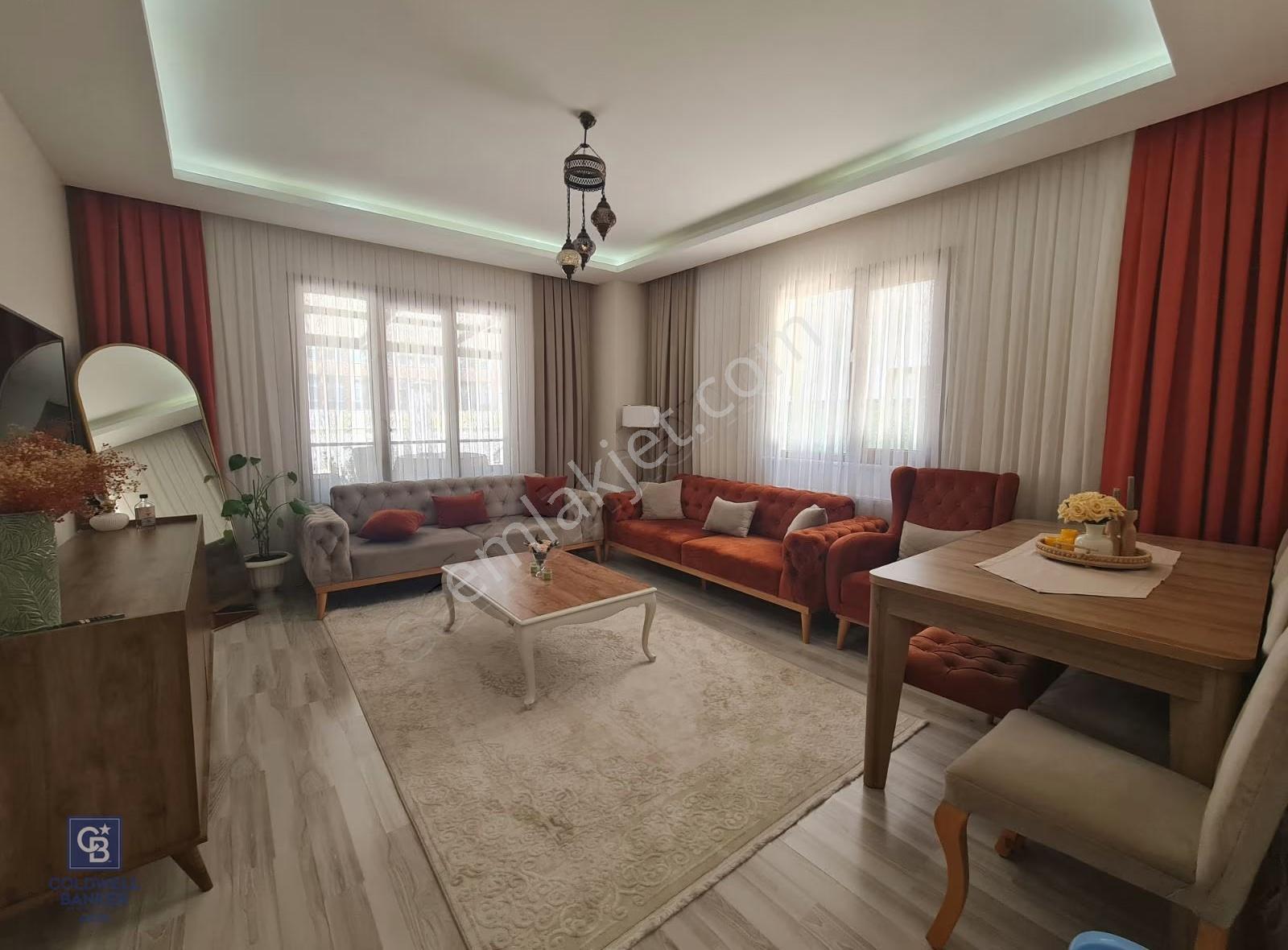 Cadde Üzerinde Teraslı Satılık Daire