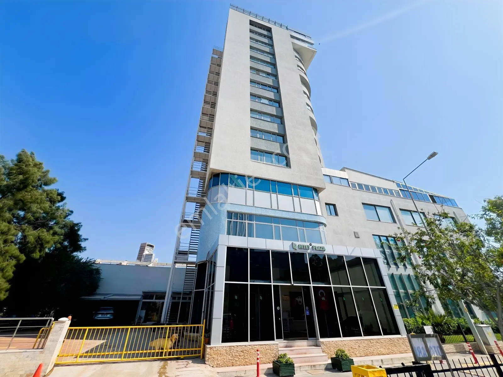 Hitay Plaza'da Çift Daire Toplam 200 M2 Satılık Ofis