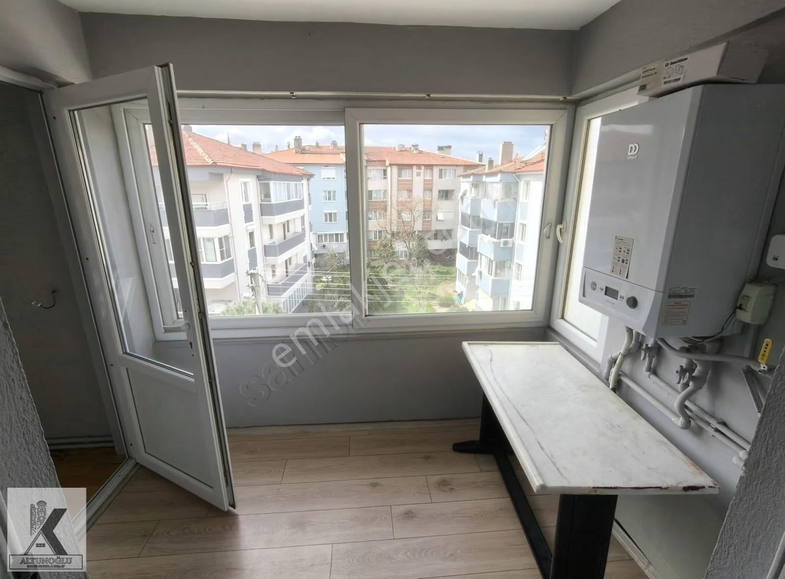 Burhaniye Merkezde Kiralık Geniş 3+1 Daire - Görsel 4
