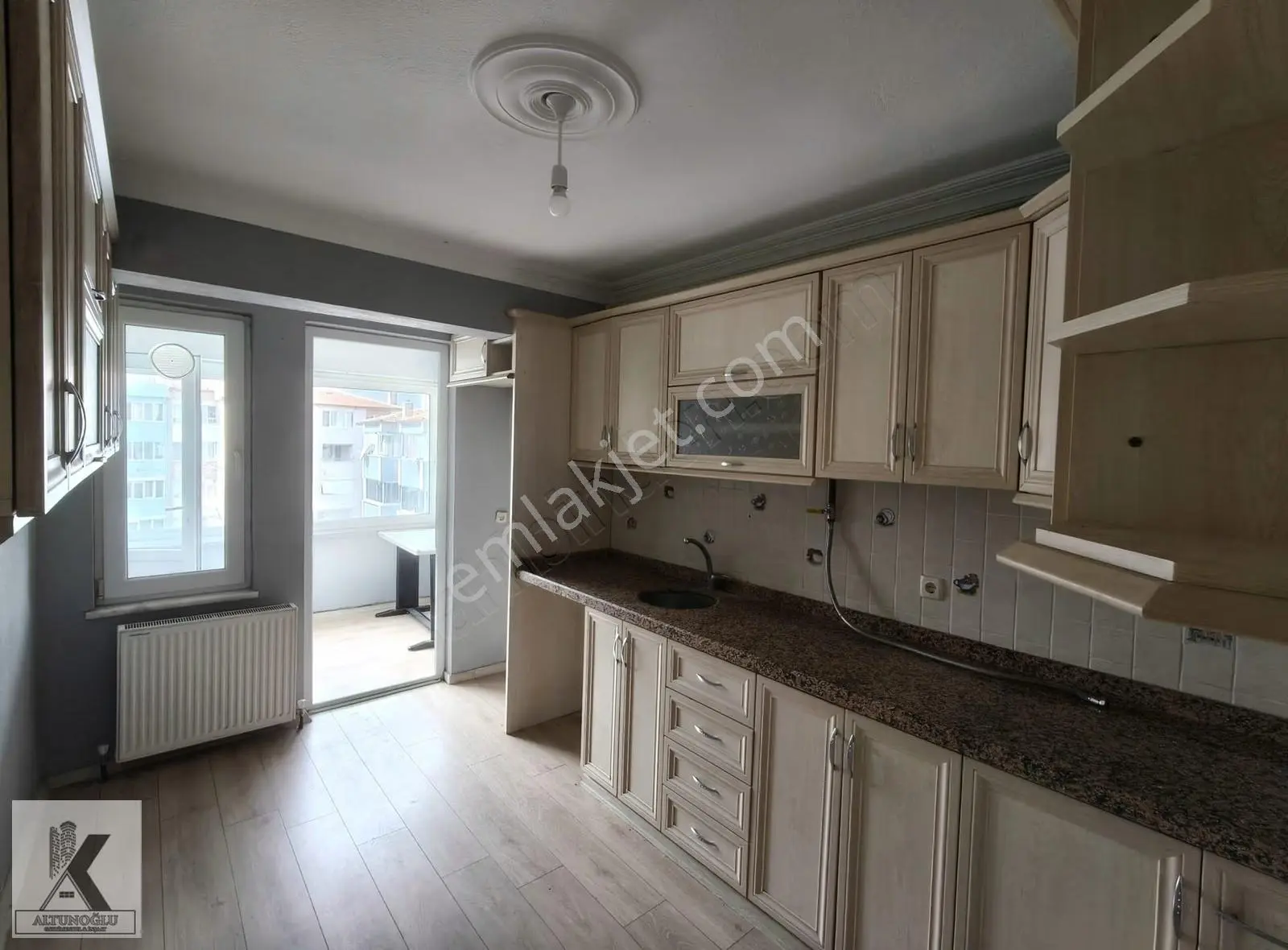 Burhaniye Merkezde Kiralık Geniş 3+1 Daire