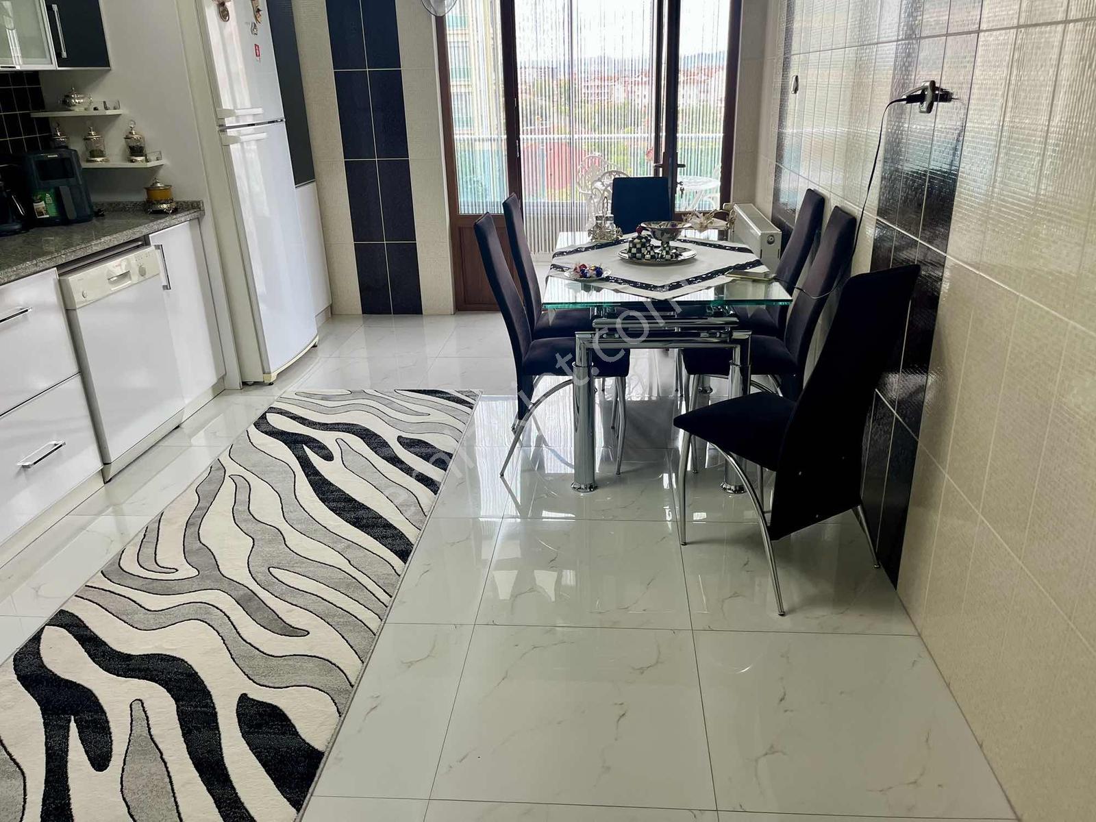 Yks'den Ahmet Özcan Cad. Üzerinde 4+1/220m² Satılık Daire - Görsel 2