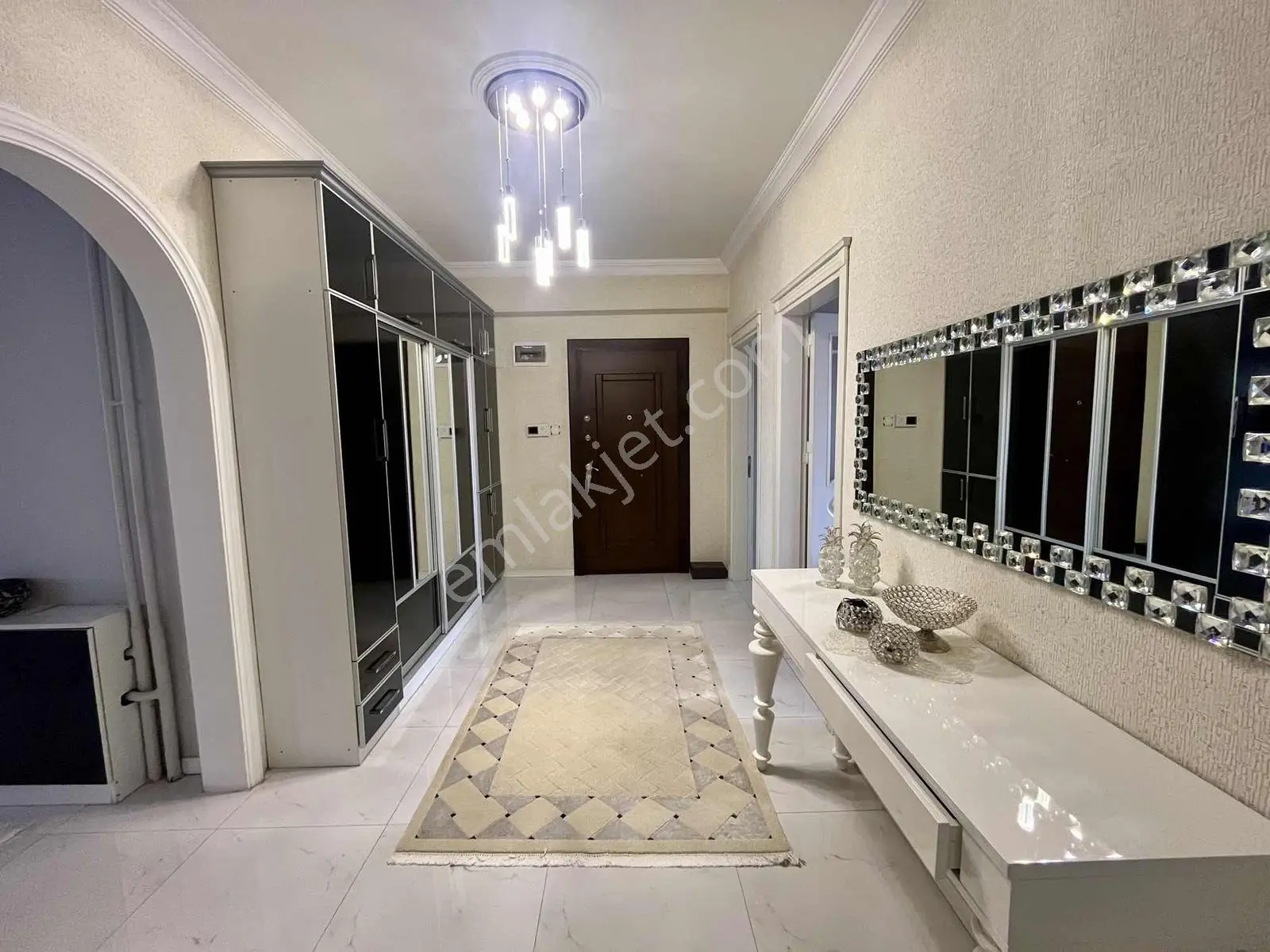 Yks'den Ahmet Özcan Cad. Üzerinde 4+1/220m² Satılık Daire