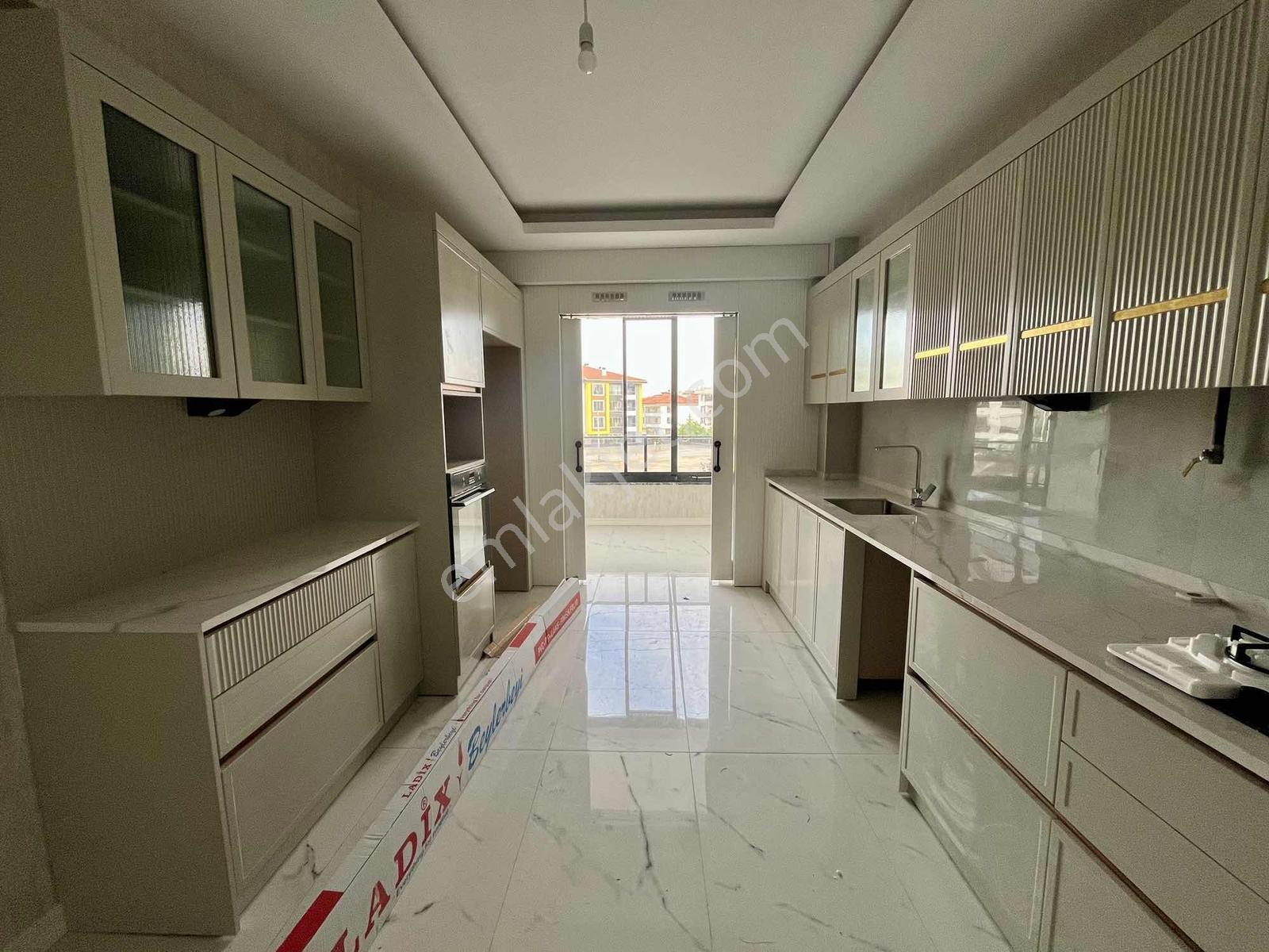 Abdülhamidhan Cad Üzerinde 3,5+1/125m² Lüx Daire Yks'den - Görsel 5