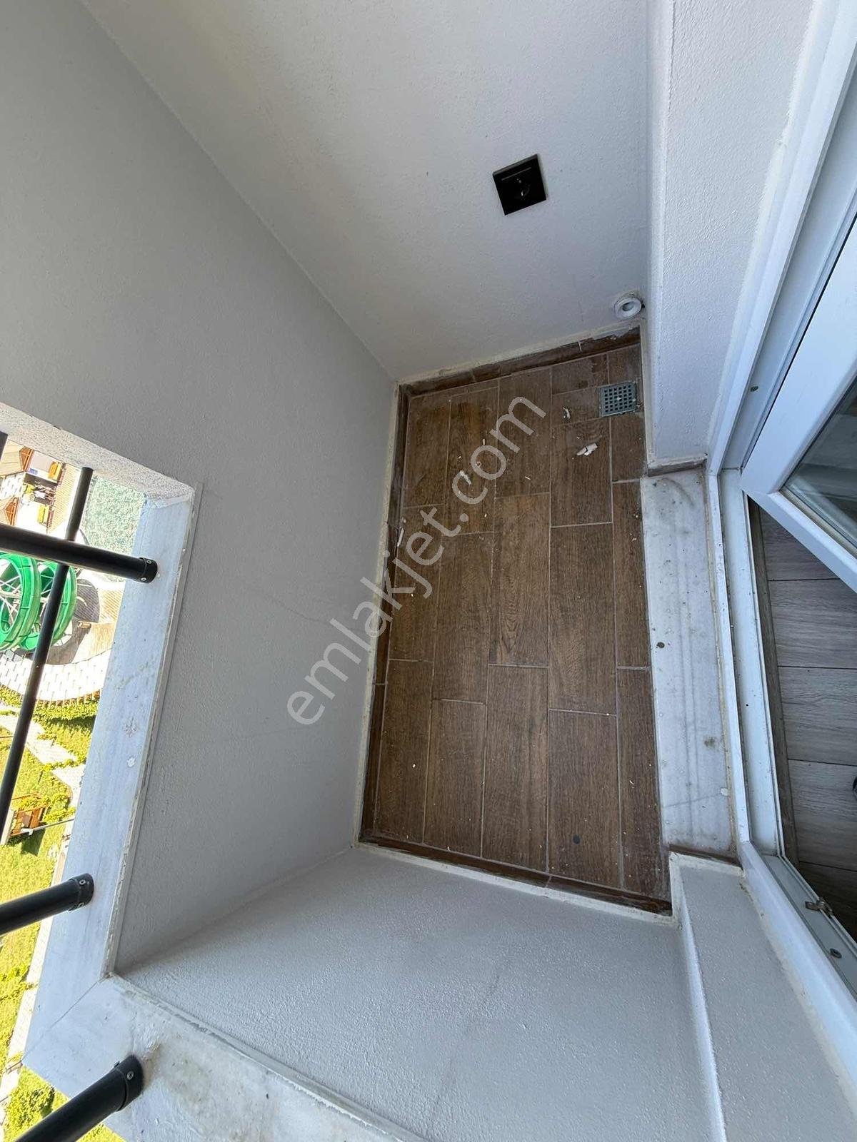 Yonca'dan Mezitlide Havuzlu Sitede 1+1 Eşyasız Kiralık Daire - Görsel 11