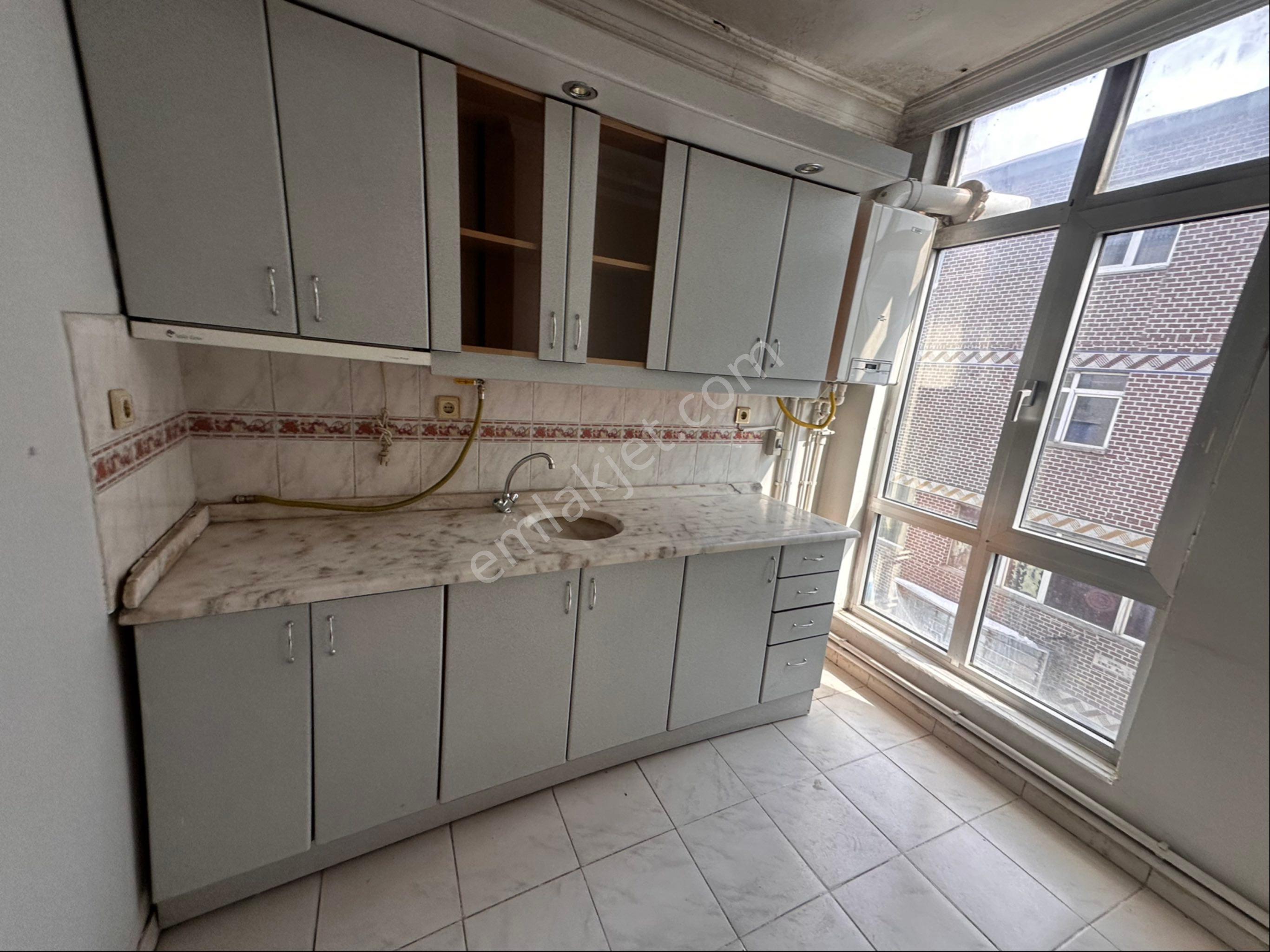 İks Emlaktan Kasımpaşa Caddesinde Kiralık Büro - Görsel 2