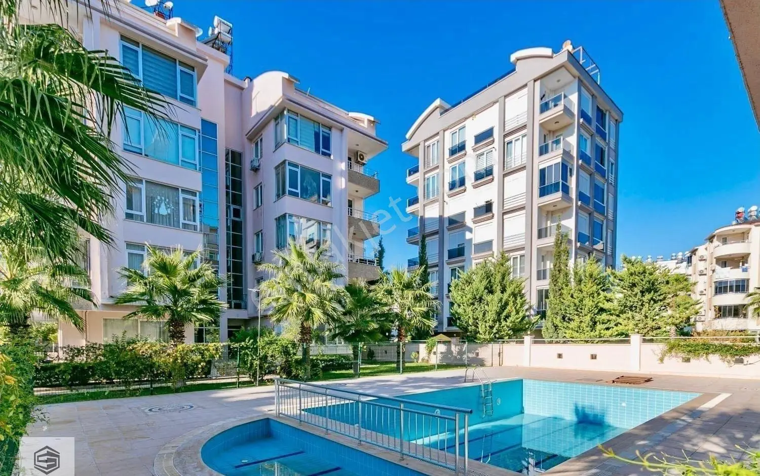 Antalya Lara Yalı Cad. Site De Şık Ve Temiz Eşyalı Bahçe Katı
