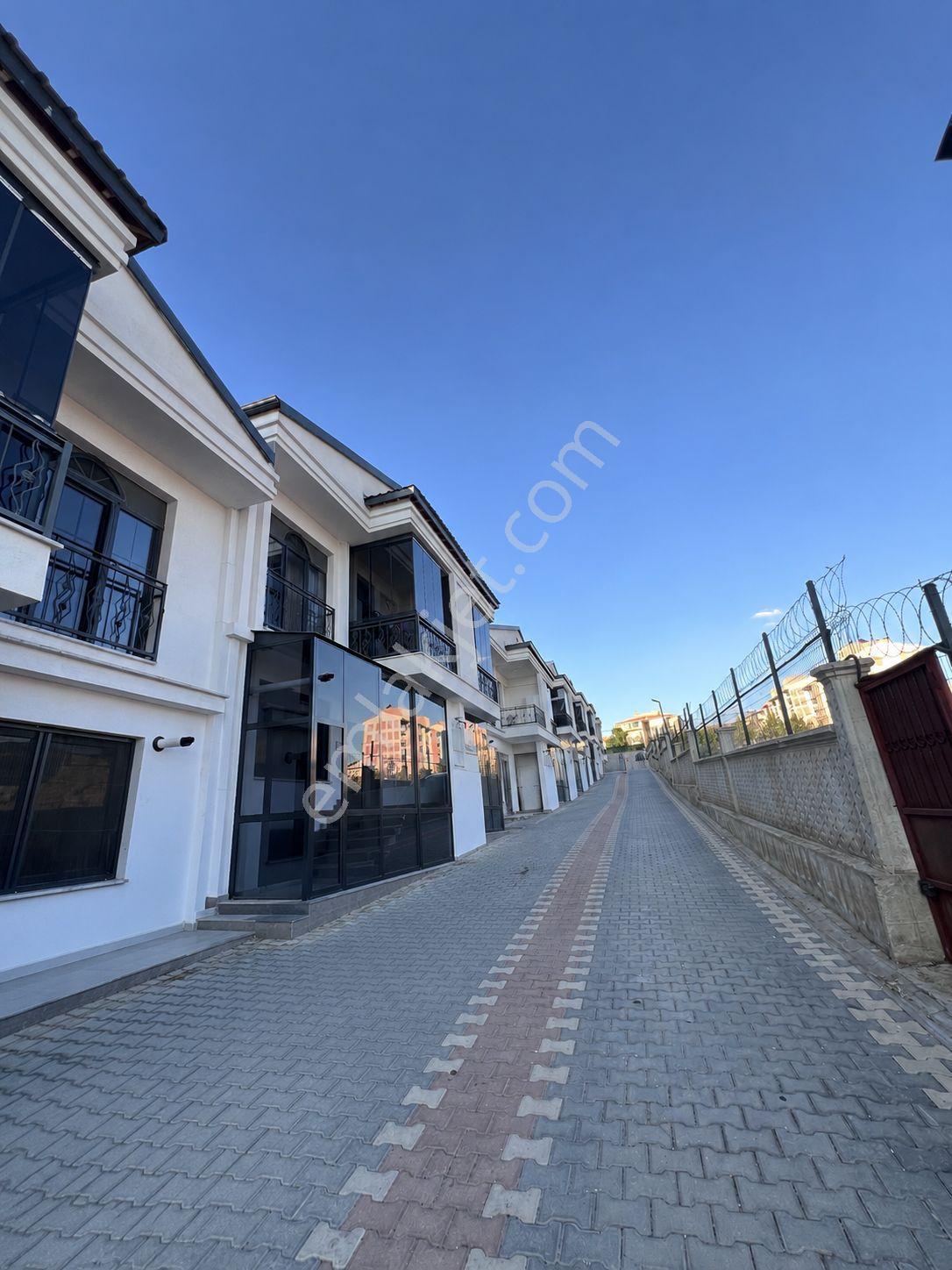 Final Okulları Civarı'nda Müstakil Yaşam Fırsatı Kiralık Villa - Görsel 14