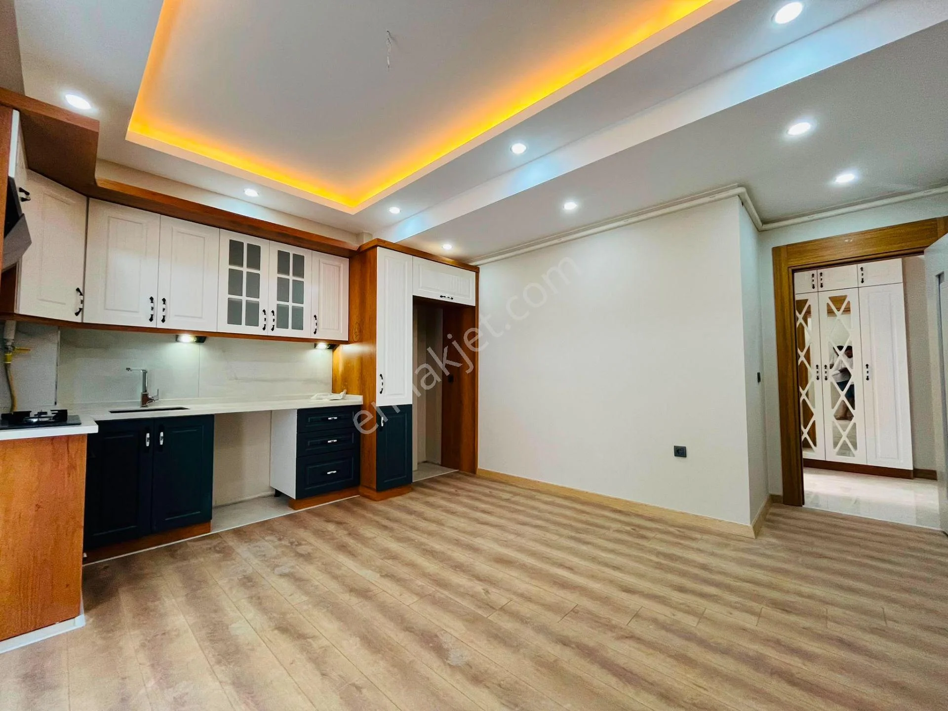 Yükselden Doğalgazlı Ultra Lüks Ve Cadde Üzeri Satılık 1+1 Daire