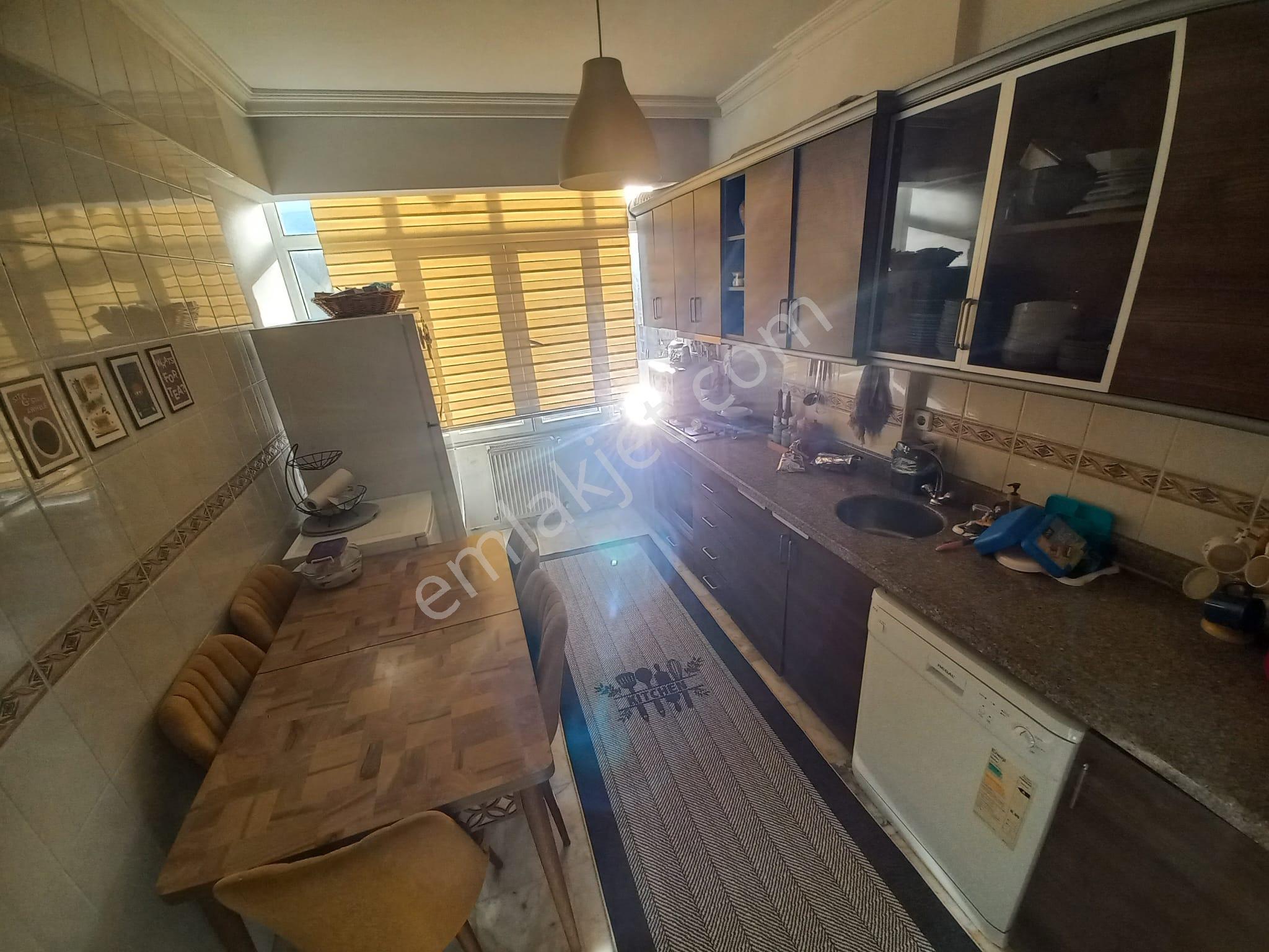 Fındıklı Işıltı Sokakta Yüksek Kat Geniş 3+1 110 M2 Asansörlü ! - Görsel 7