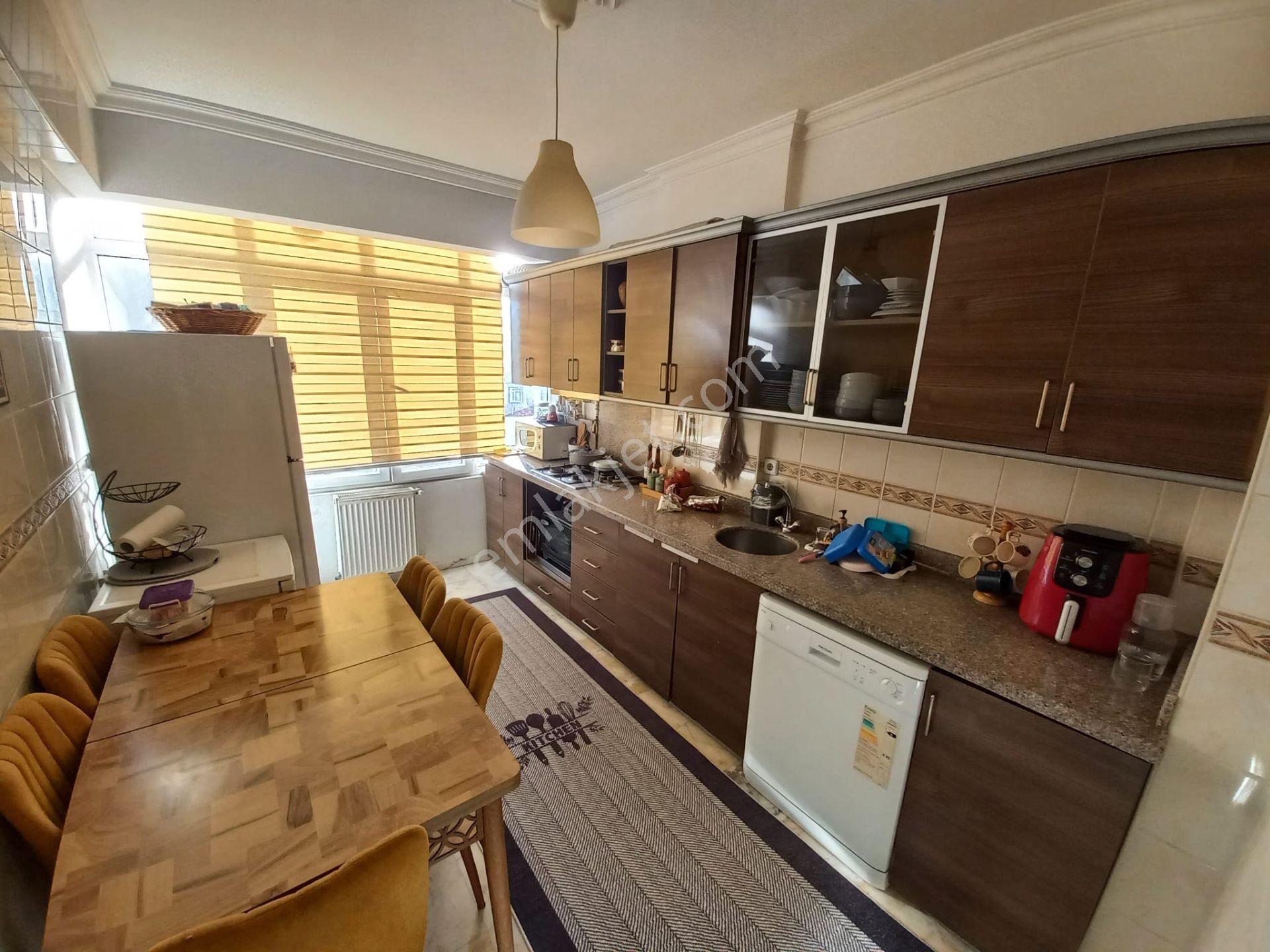 Fındıklı Işıltı Sokakta Yüksek Kat Geniş 3+1 110 M2 Asansörlü ! - Görsel 6