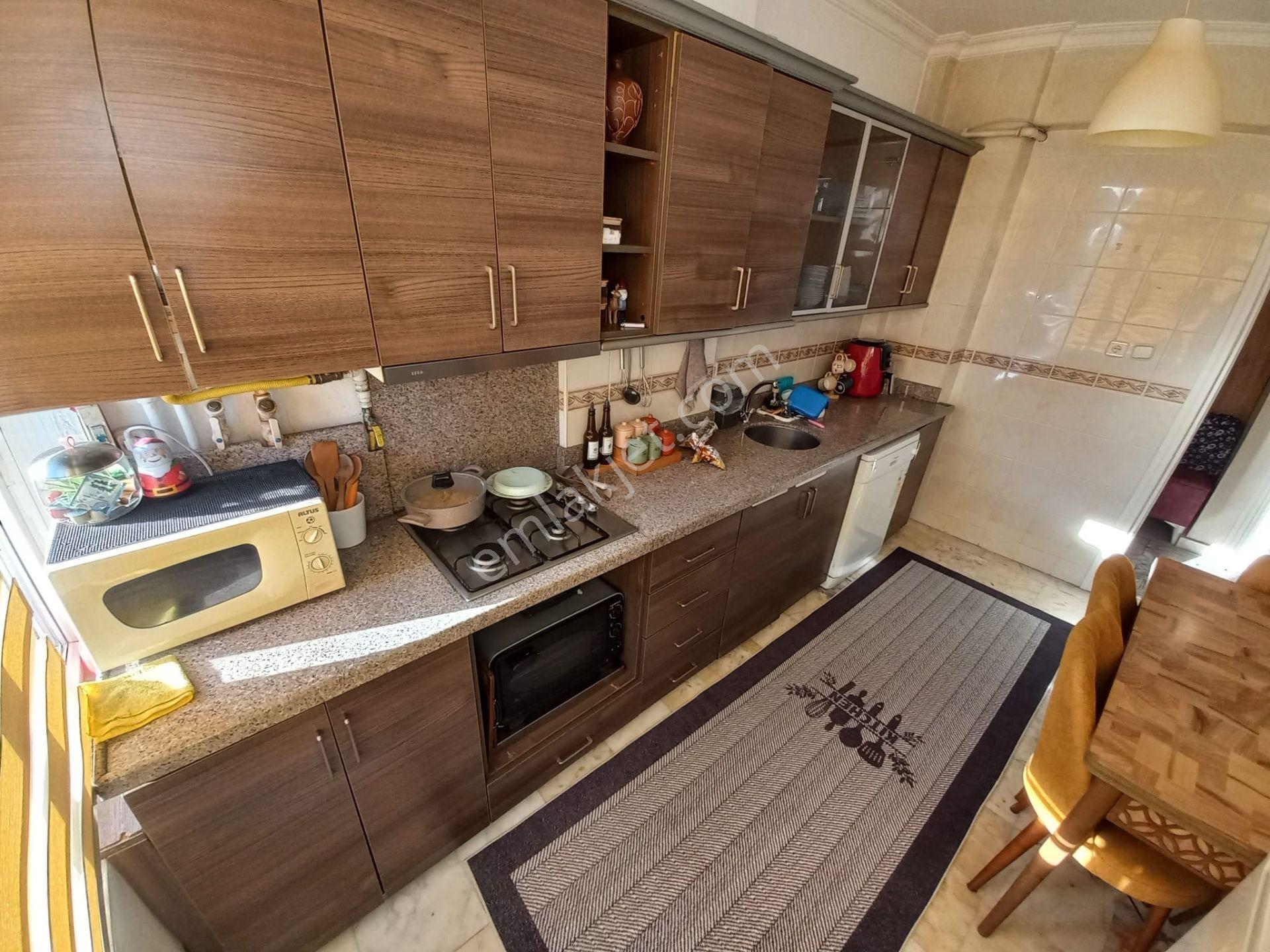 Fındıklı Işıltı Sokakta Yüksek Kat Geniş 3+1 110 M2 Asansörlü ! - Görsel 8