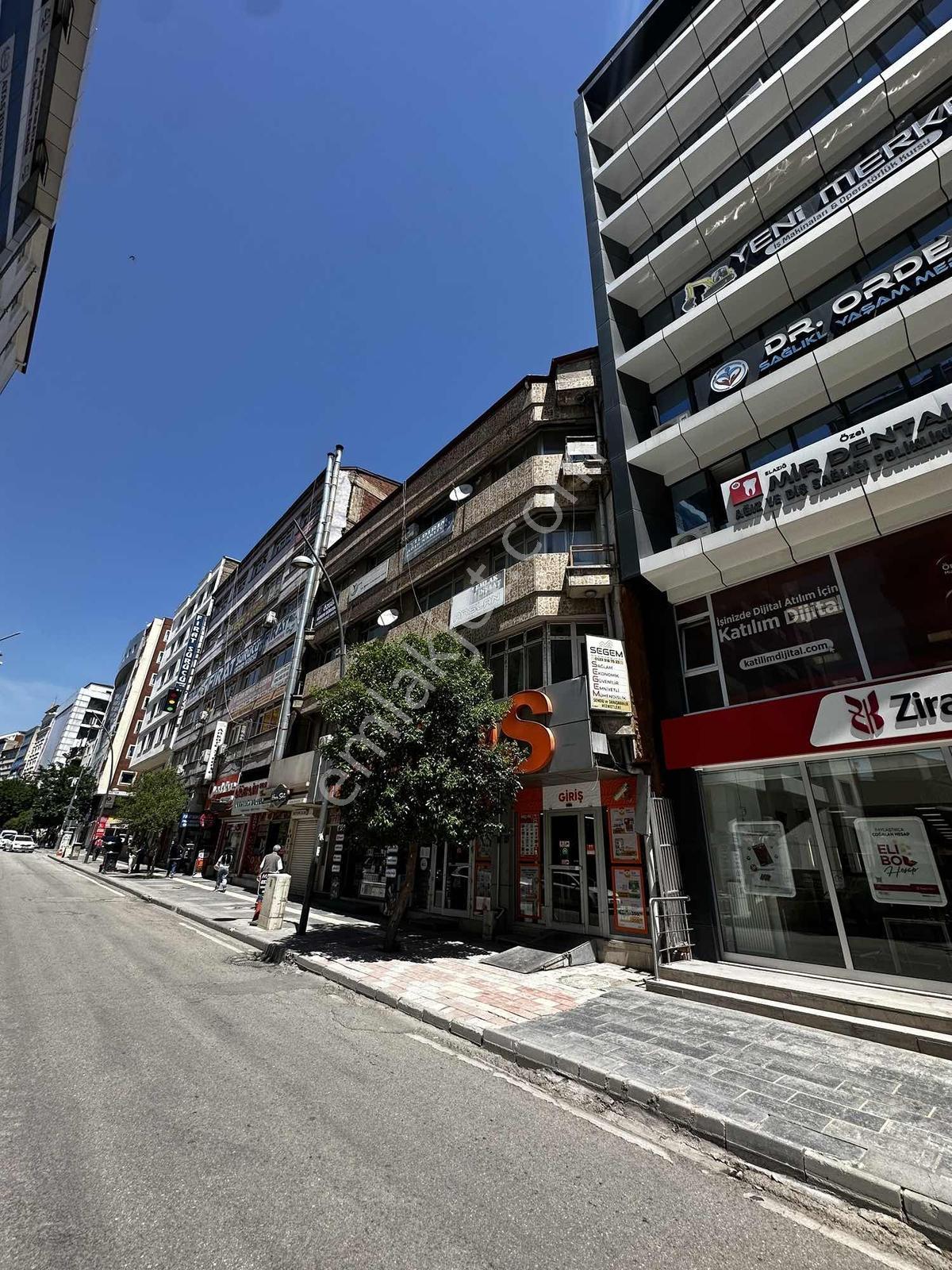 Hürriyet Cd. Migros Üstü Kiralık 2+0 Ofis (ön Cephe) - Görsel 2