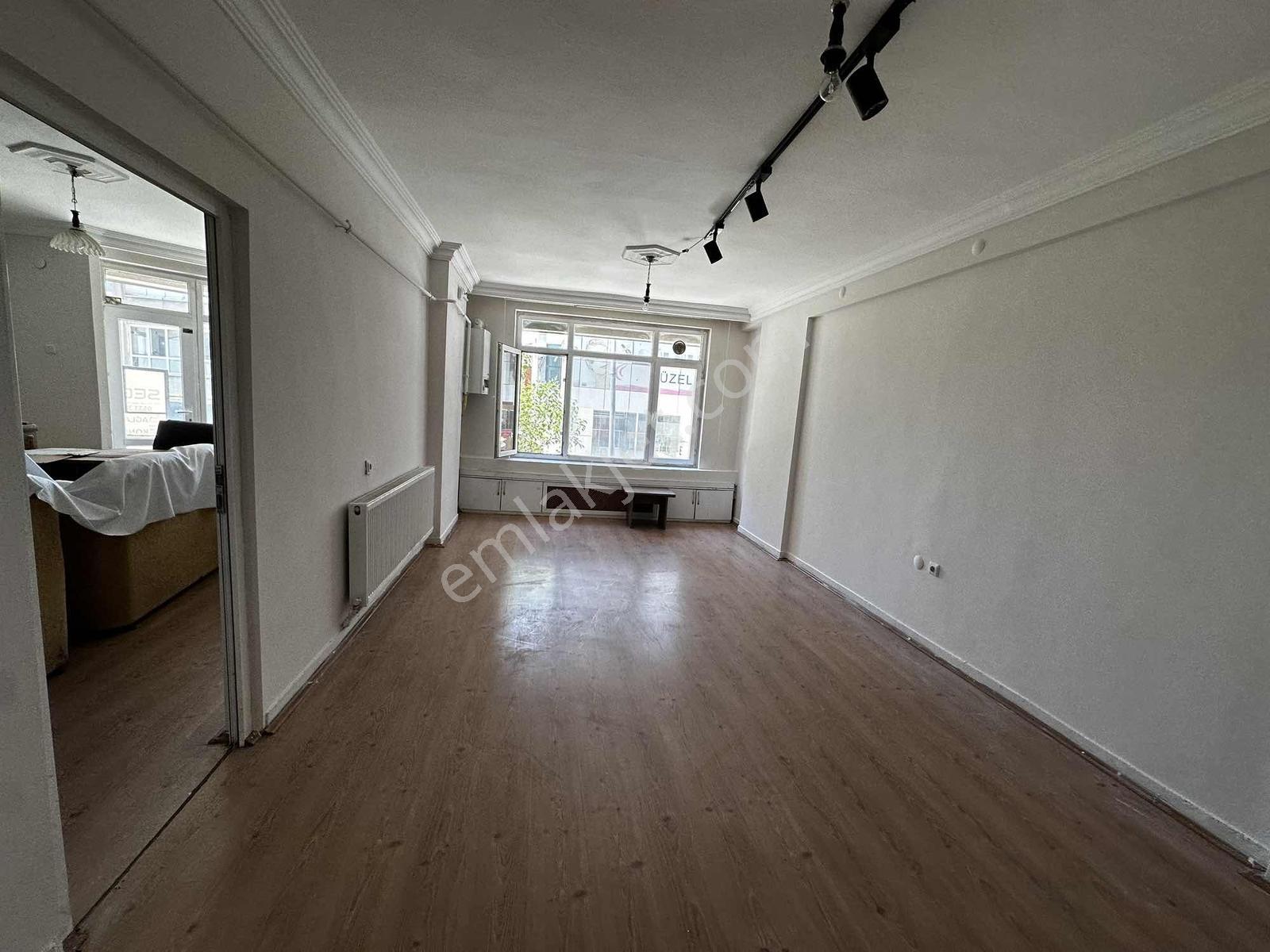 Hürriyet Cd. Migros Üstü Kiralık 2+0 Ofis (ön Cephe)