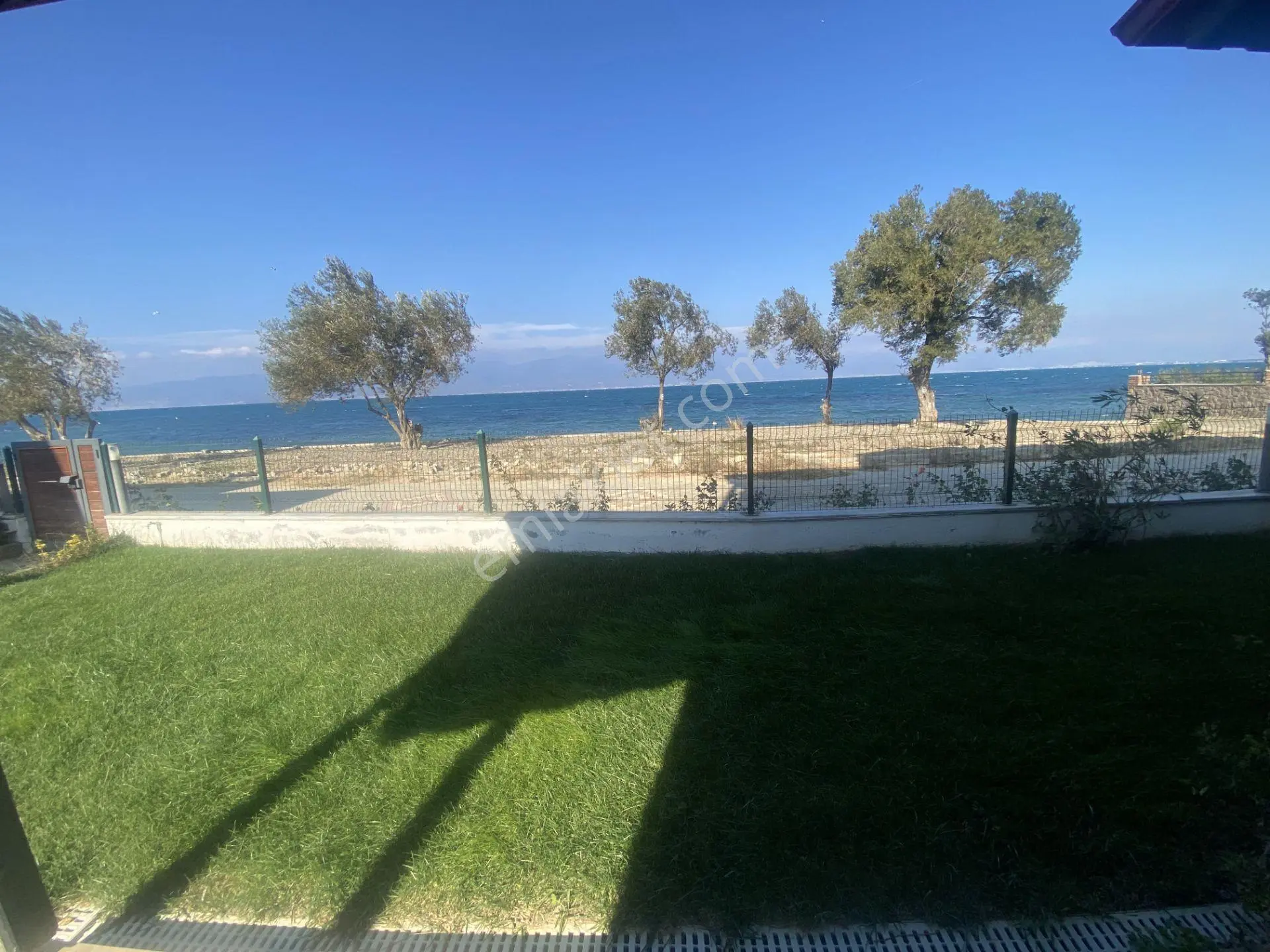 Burhaniye De Satılık Muhtesem Villa.denize Sıfır.