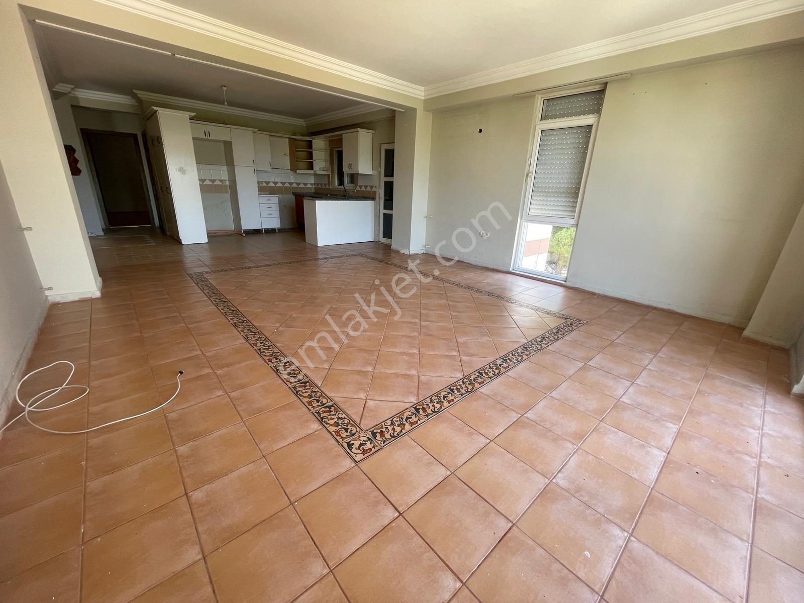 3+1 Havuzlu Sitede Dev Arsa Paylı Satılık Daire - Görsel 3